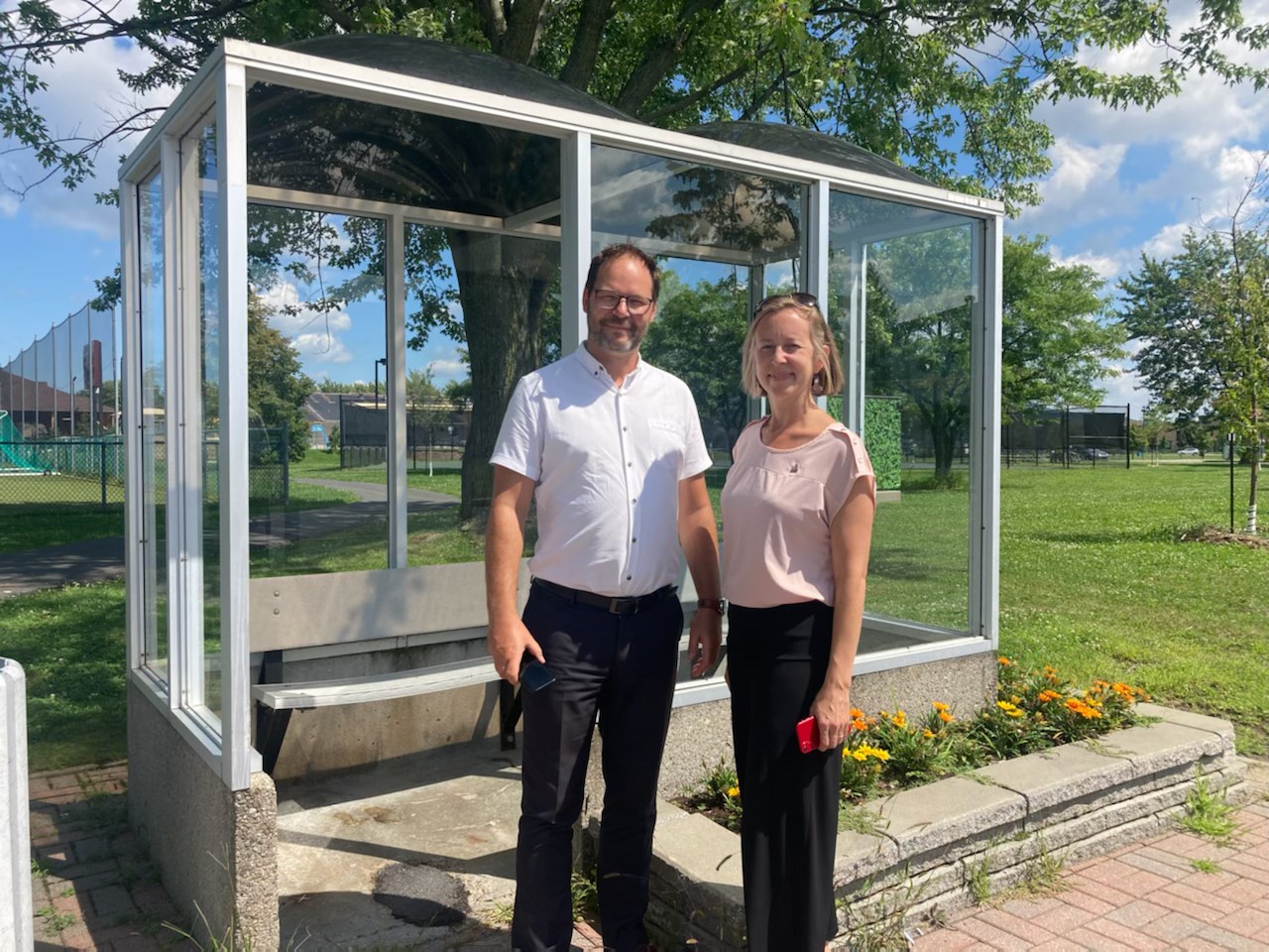 En un an de gratuité, on observe une hausse de 78 % de l’achalandage à travers le circuit local de Belœil et McMasterville. Sur la photo, le maire de McMasterville Martin Dulac et la mairesse de Belœil Nadine Viau. Photothèque | L’Œil Régional ©