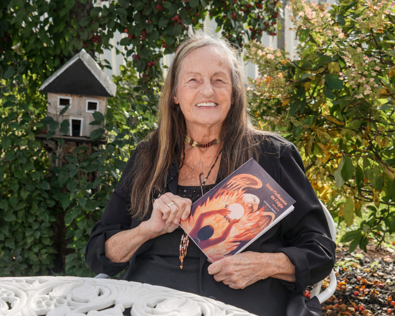 À presque 82 ans, la Dionysienne Lise Gaucher « Metshu » publie Sous l’influence de l’aigle, ses mémoires relatant sa vie mouvementée. Photo François Larivière | L’Œil Régional ©