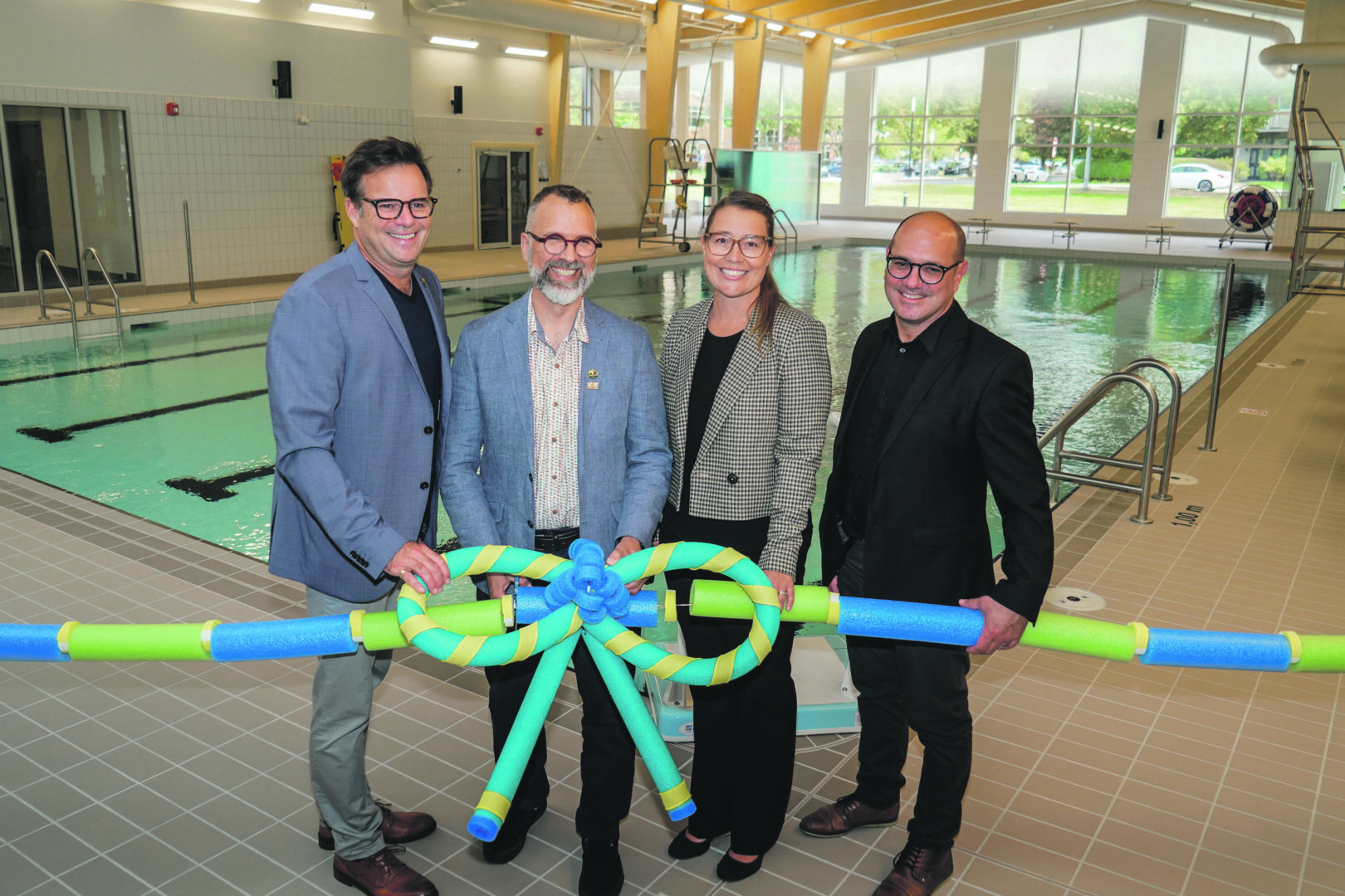 Le conseiller municipal Claude Rainville, le maire Marc-André Guertin, la directrice du service des loisirs et de la culture Elizabeth Cantin et le directeur du service de l’ingénierie Jean-Sébastien Bouvier ont procédé à la traditionnelle coupe du ruban. Pour l’occasion, les responsables ont confectionné un ruban « aquatique ». Photo François Larivière | L’Œil Régional ©