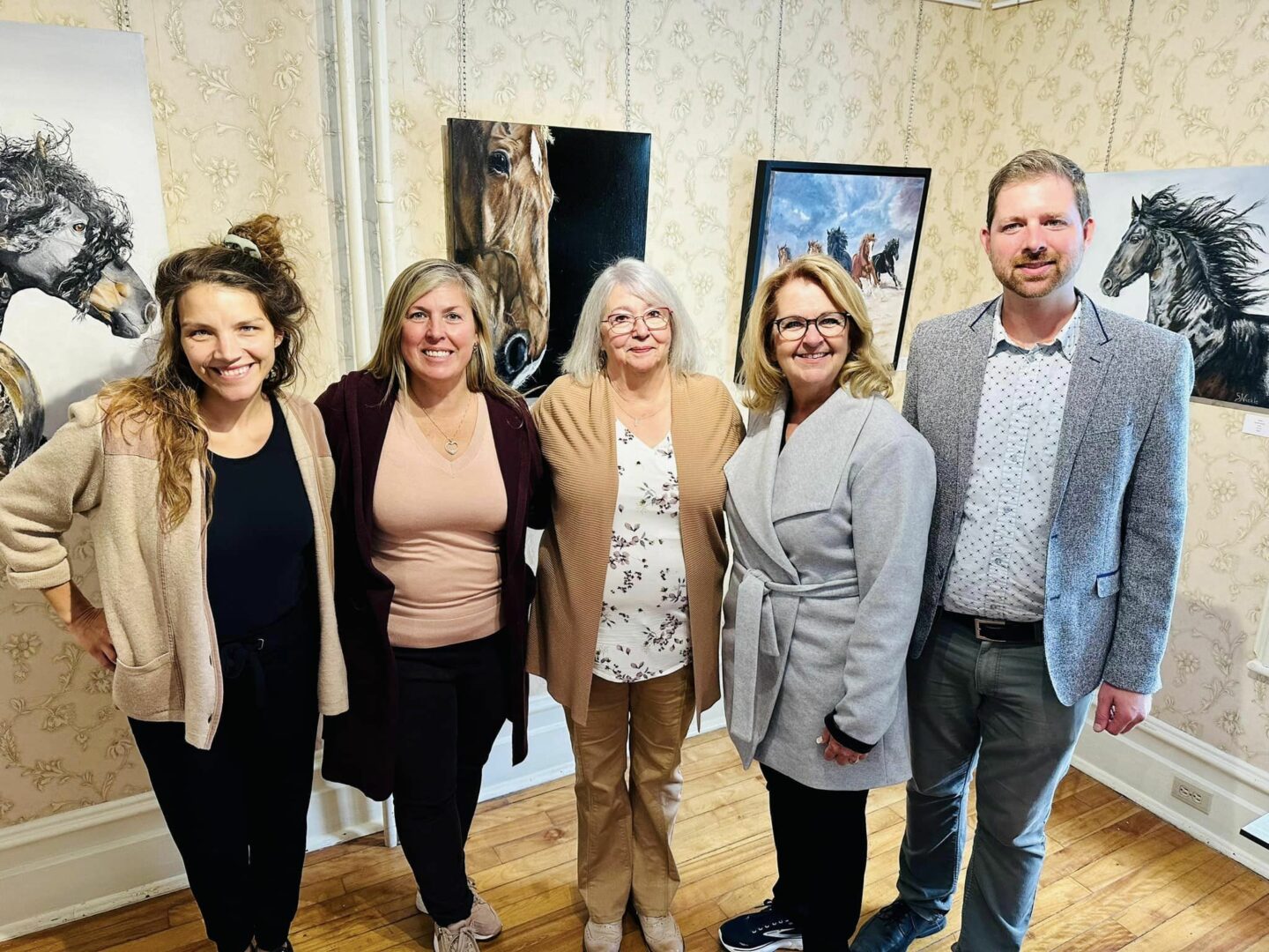 Magalie Bélanger, présidente de Culture C, Maud Allaire, mairesse de Contrecœur, l’artiste Suzanne Nuckle, Suzanne Roy, députée de Verchères, et Xavier Barsalou-Duval, député de Pierre-Boucher–Les Patriotes–Verchères, devant quelques-unes des œuvres de Mme Nuckle sur le thème des chevaux. Photo gracieuseté