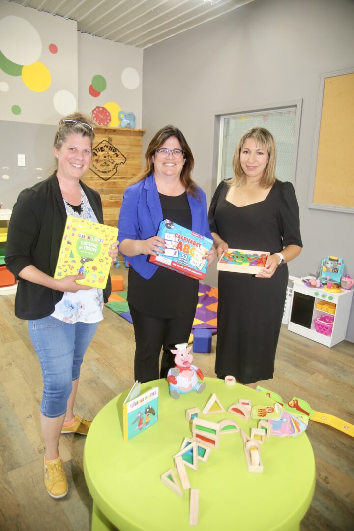 La mairesse de Saint-Charles-sur-Richelieu, Julie Lussier, la directrice générale du CPE Les Frimousses de la Vallée-du-Richelieu, Geneviève Courchesne, et la responsable du nouveau service de garde en milieu communautaire, Lamia Djait. Photo Robert Gosselin | L’Œil Régional ©