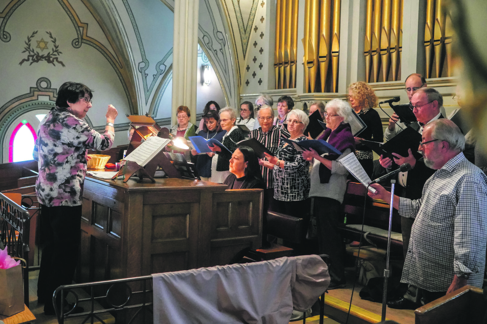 Lise Pashko dirige la chorale. Photo François Larivière | L’Œil Régional ©