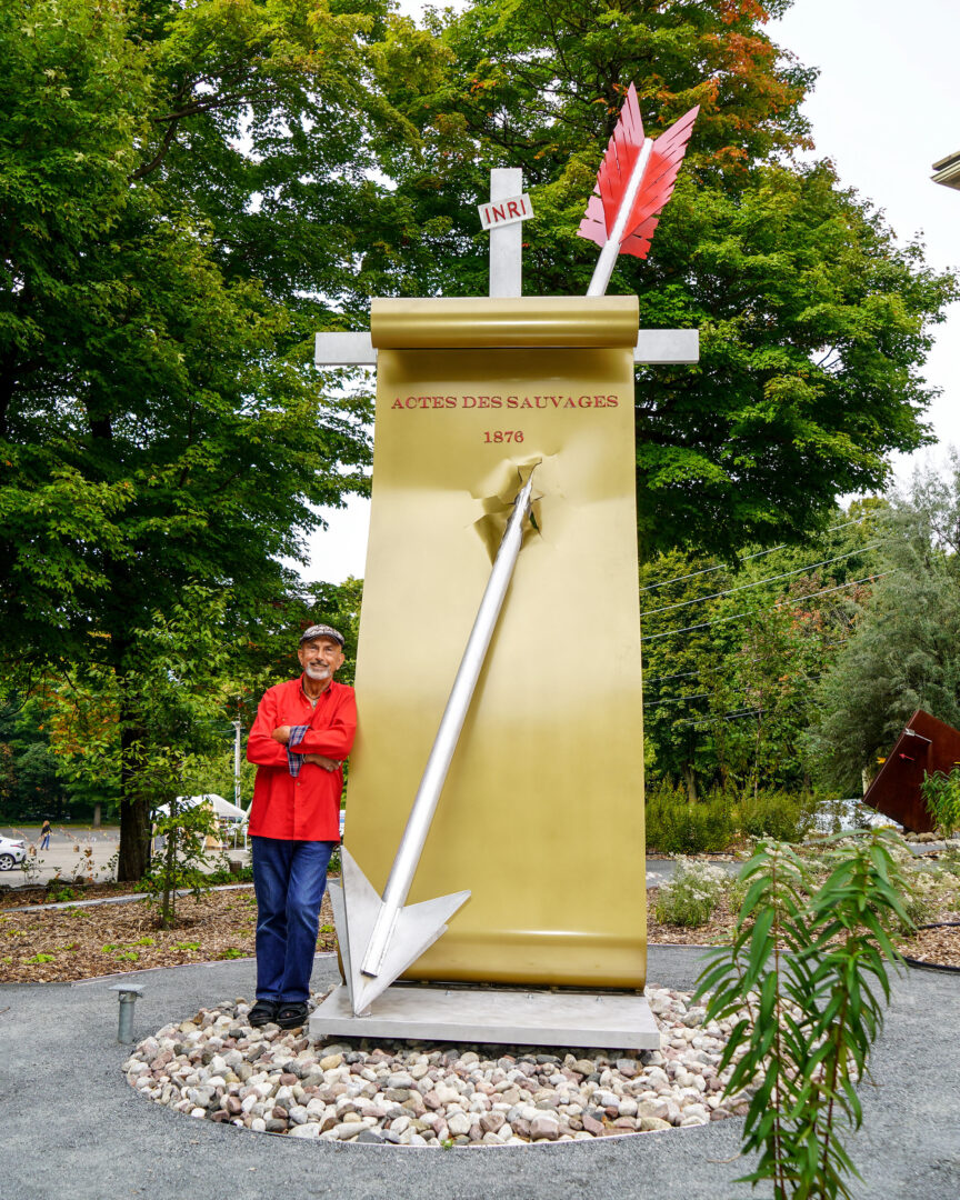 L'artiste André Michel a récemment dévoilé la troisième et dernière sculpture qui se trouvera dans le jardin de Réconciliation. « Le Pouvoir politique », en référence à l'Acte des Sauvages, depuis devenu la Loi sur les Indiens.
Photo François Larivière | L'Œil Régional ©