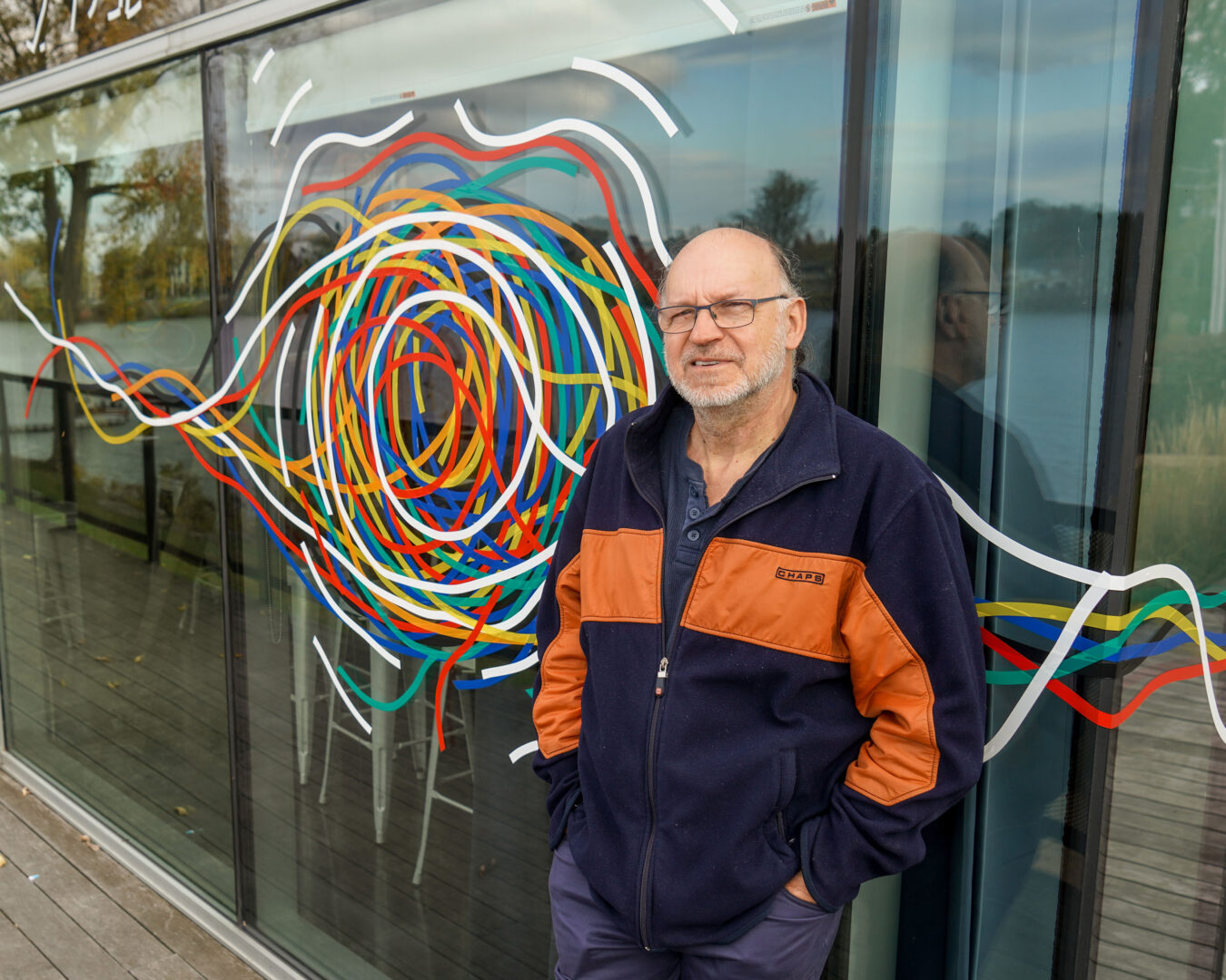 L’artiste hilairemontais Jocelyn Fiset signe la création abstraite en ruban adhésif que l’on peut trouver pour quelques semaines encore derrière le Centre culturel et communautaire de la Pointe-Valaine. Photo François Larivière | L’Œil Régional ©