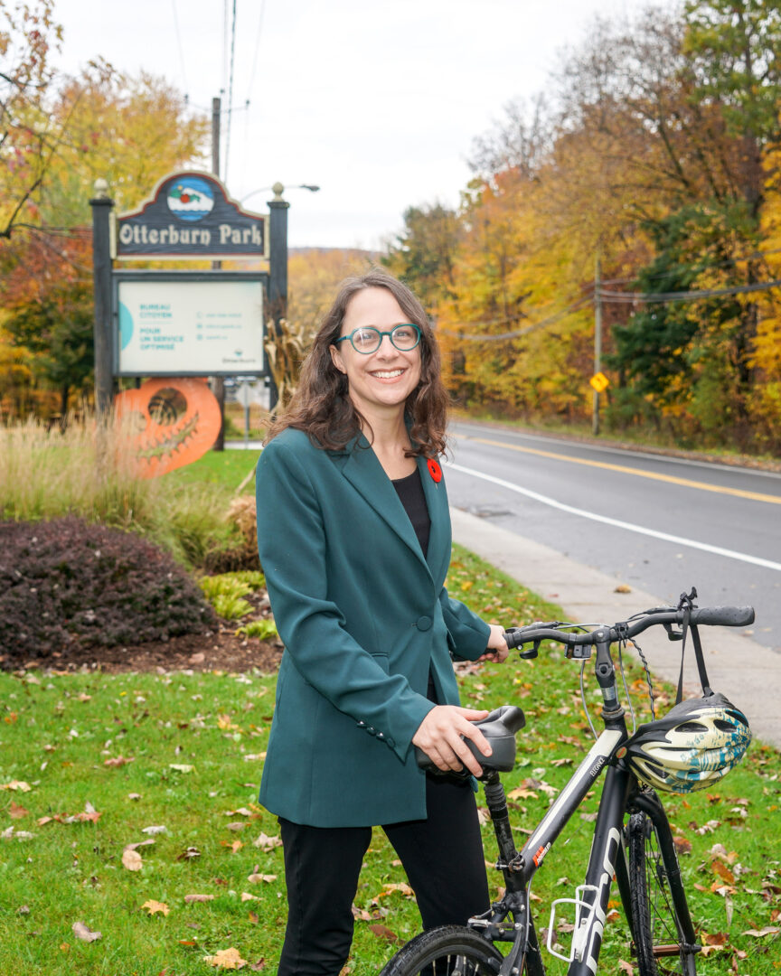 C’est en vélo qu’est arrivée la mairesse Mélanie Villeneuve. Un peu nerveuse, elle admet ne pas être une personne particulièrement extravertie. Elle se décrit surtout comme une fille posée, réservée, casanière, même si elle prend sa place dans les rencontres plus « intellectuelles ». Elle n’a toutefois pas peur de l’adversité, comme le prouve cet entretien. �� Photo François Larivière | L’Œil Régional ©�