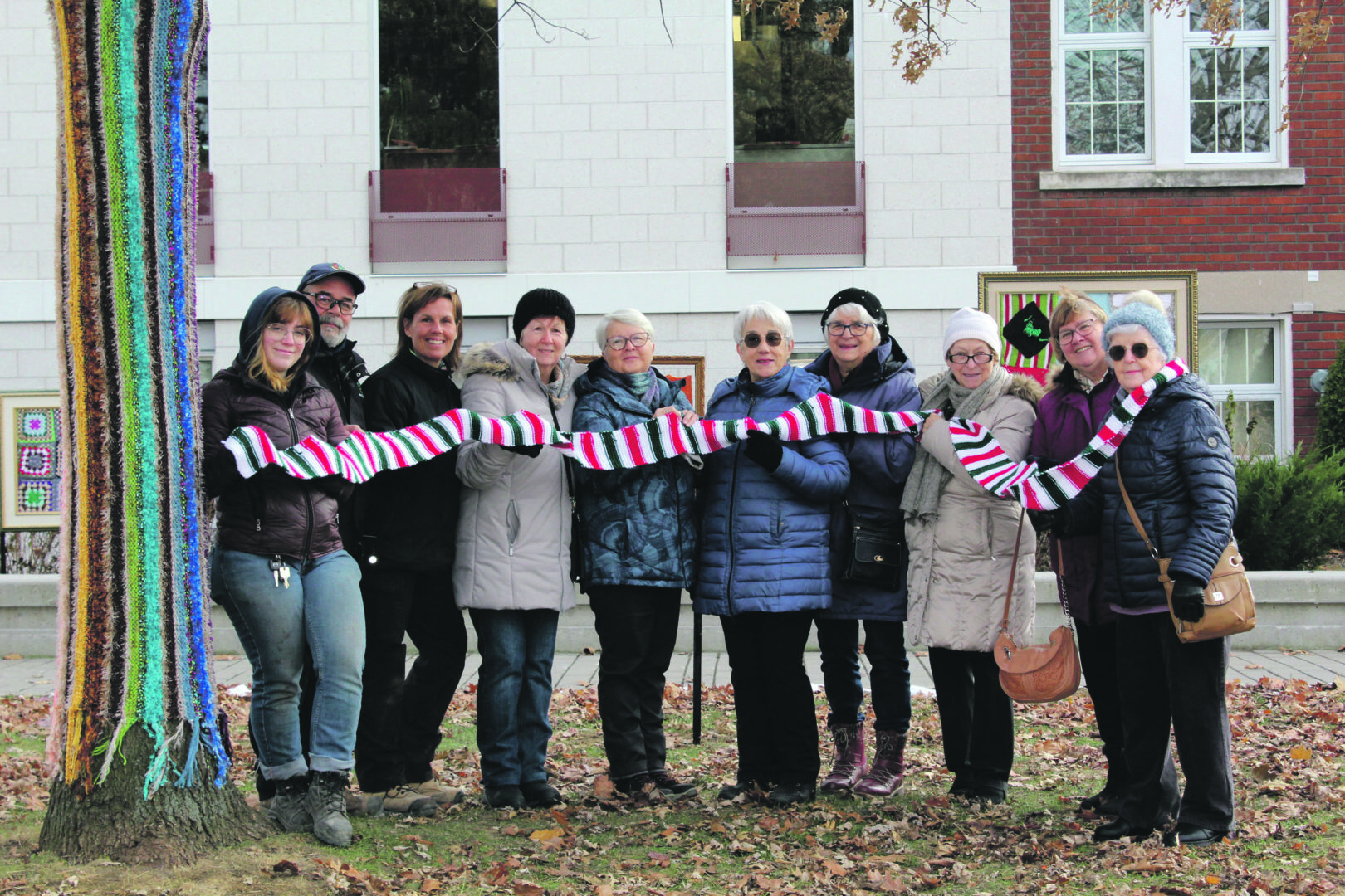 Sur la photo, de gauche à droite, Ève Gaboury, Jessi Blanchard et Marie-Josée Dumas de l’équipe d’horticulture du Service des travaux publics de la Ville, en compagnie des quelques membres du Cercle de Fermières de Saint-Basile-le-Grand, Suzon Huet, responsable de l’équipe, Roselyne Sheehy, Suzanne Loiselle, présidente, Mariette Simard, Jacqueline Cousineau, Christiane Perron et Huguette Laliberté. Photo Ville de Saint-Basile-le-Grand