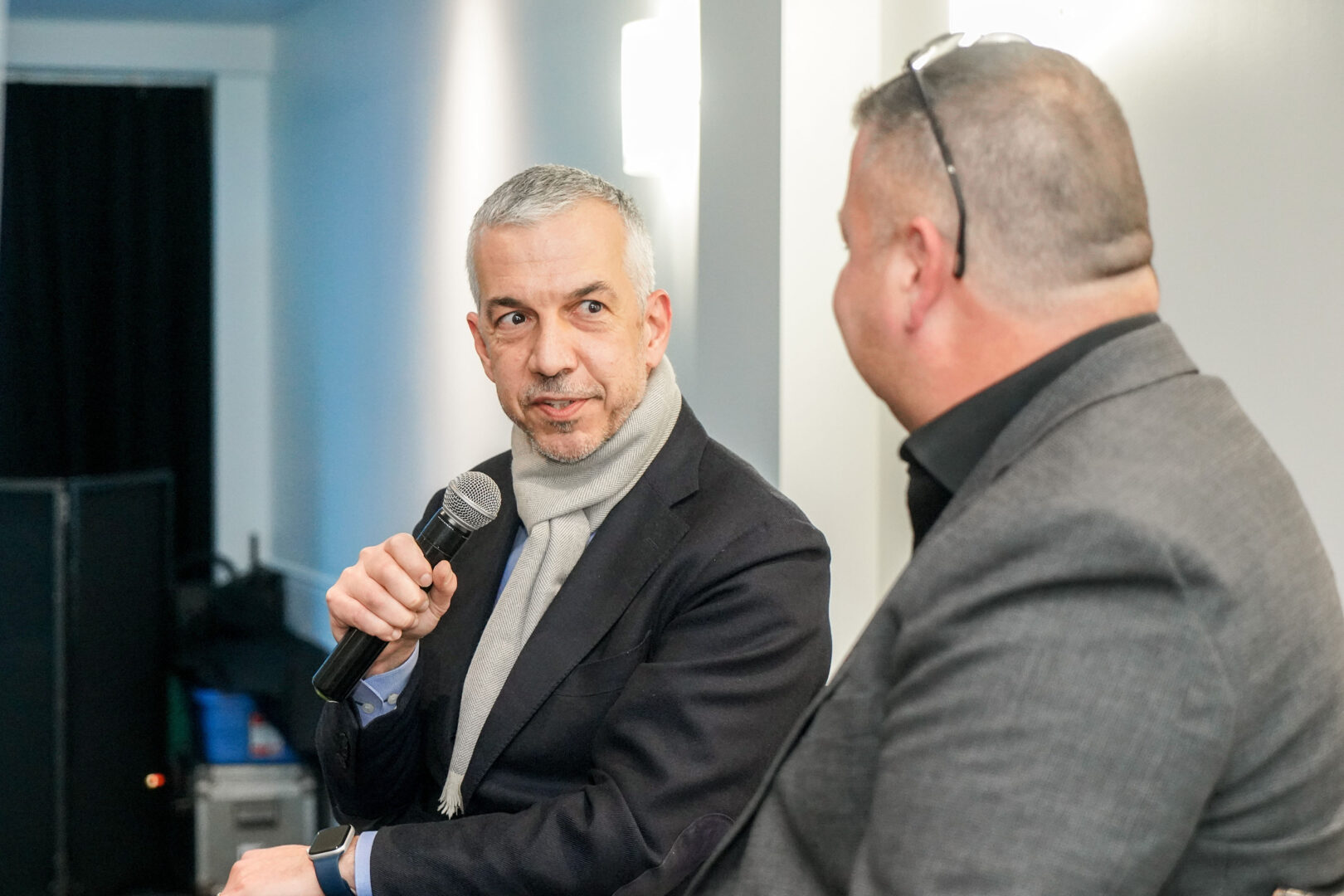 Paolo Cerruti a répondu aux questions de Dany Michaud (à droite) pendant un peu plus d’une quinzaine de minutes, puis à celles du public lues par Julie La Rochelle pendant plus de 20 minutes.Photo François Larivière | L’Œil Régional ©