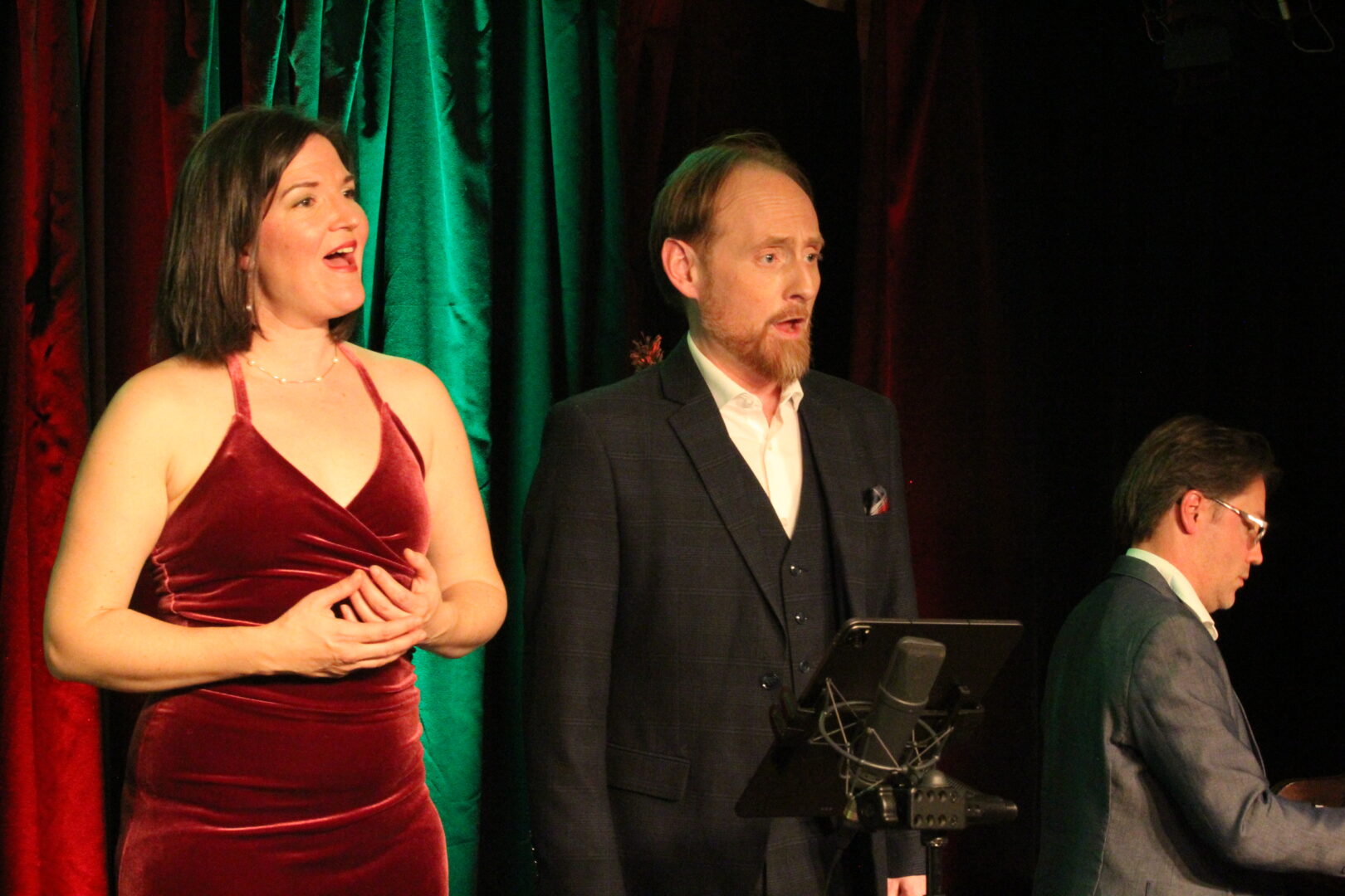 La soprano Odéi Bilodeau, le baryton Marc-Antoine d’Aragon et le pianiste Étienne Génier pendant leur concert Souvenirs de Noël présenté le 30 novembre dernier à la maison de la culture Villebon. Photo Olivier Dénommée | L’Œil Régional ©