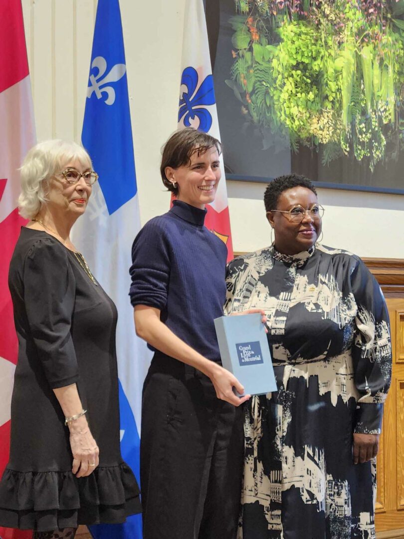 Andréane Frenette-Vallières, au centre, alors qu’elle recevait le Grand Prix du livre de Montréal, le 14 novembre, pour son livre Tu choisiras les montagnes. Photo Maude Dufour-Gauthier