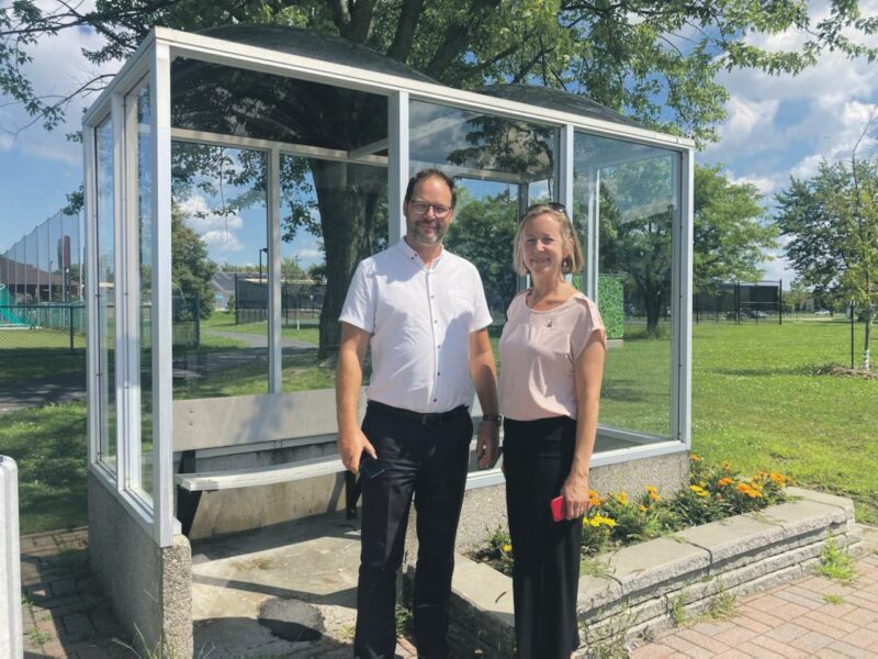 Les maires de McMasterville et de Belœil, Martin Dulac et Nadine Viau, lorsque la gratuité du circuit local du transport en commun a été confirmé à l’été 2022. Photo gracieuseté