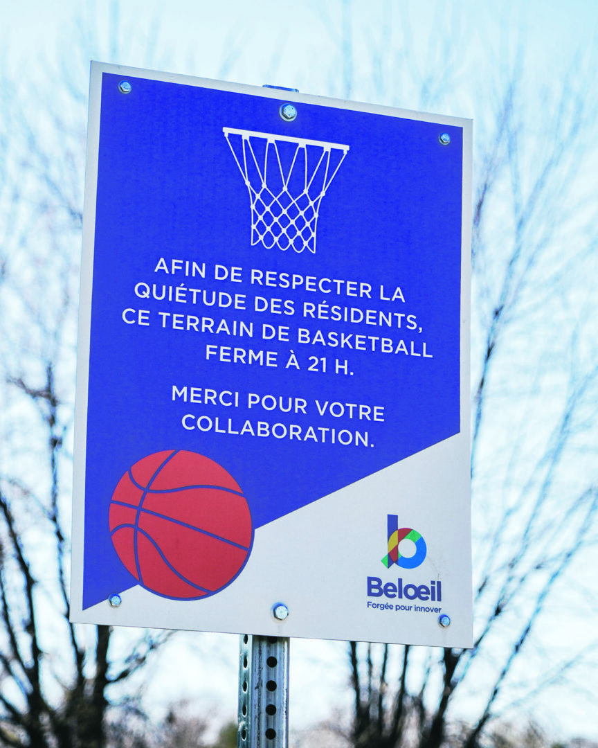 La Ville ne réinstallera pas les paniers sur le terrain de basketball du parc Charles-Larocque. Photo François Larivière | L’Œil Régional ©