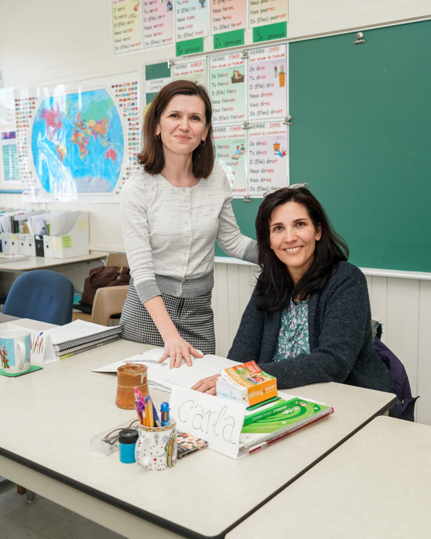 Pour Rosina Popazova et Carla Alessandra Rossignoli Agostini, les cours de francisation ne servent pas qu’à apprendre le français, ils permettent aussi de comprendre la société québécoise et ses particularités pour mieux l’intégrer.
Photo François Larivière | L’Œil Régional ©