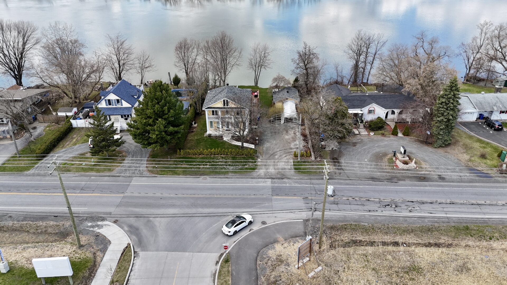 Une vue par drone de l’intersection du Chemin des Patriotes et de la rue Dormicour, à Otterburn Park. Photo Robert Gosselin | L’Œil Régional ©
