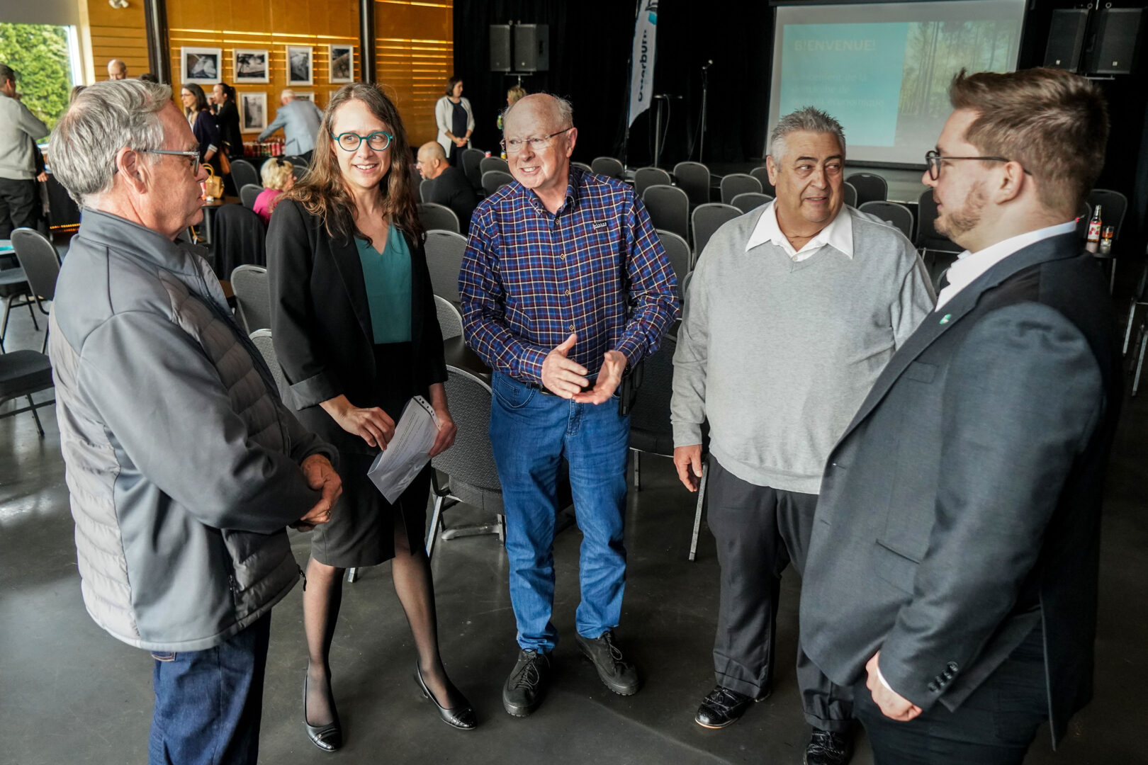 La mairesse Mélanie Villeneuve en discussion avec des gens de la communauté d’affaires d’Otterburn Park. Photo François Larivière | L’Œil Régional ©