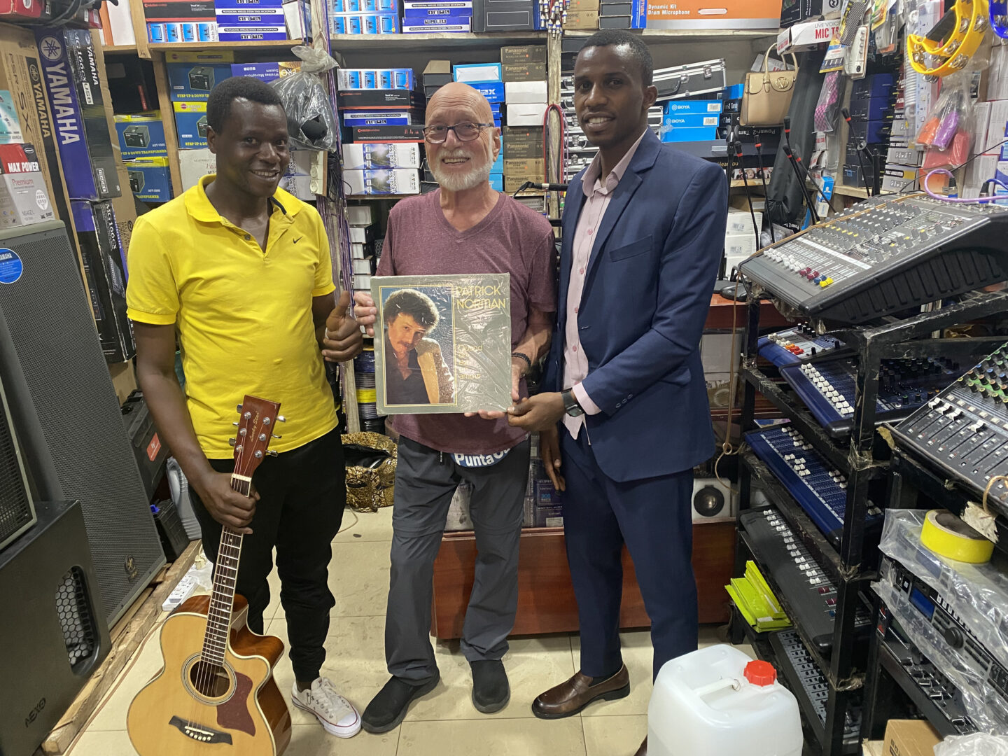 En visite dans une boutique de musique à Kigali, Patrick Norman a retrouvé la pochette de son album de 1984, Quand on est en amour, contenant sa plus célèbre composition. Photo Charles Domingue