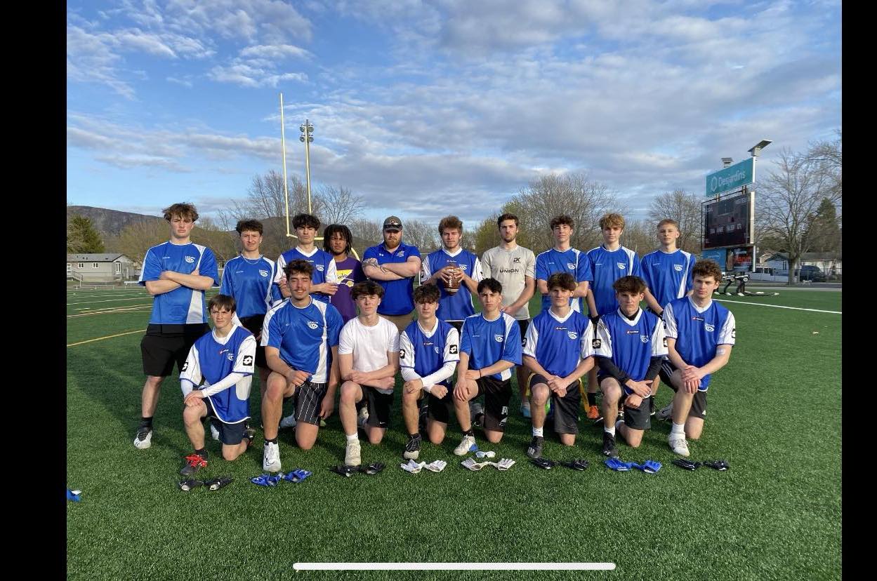 Les joueurs de l’équipe de flag-football des Pionniers de Polybel en compagnie de l’entraîneur William Fleury (deuxième rangée avec la casquette). Photo gracieuseté