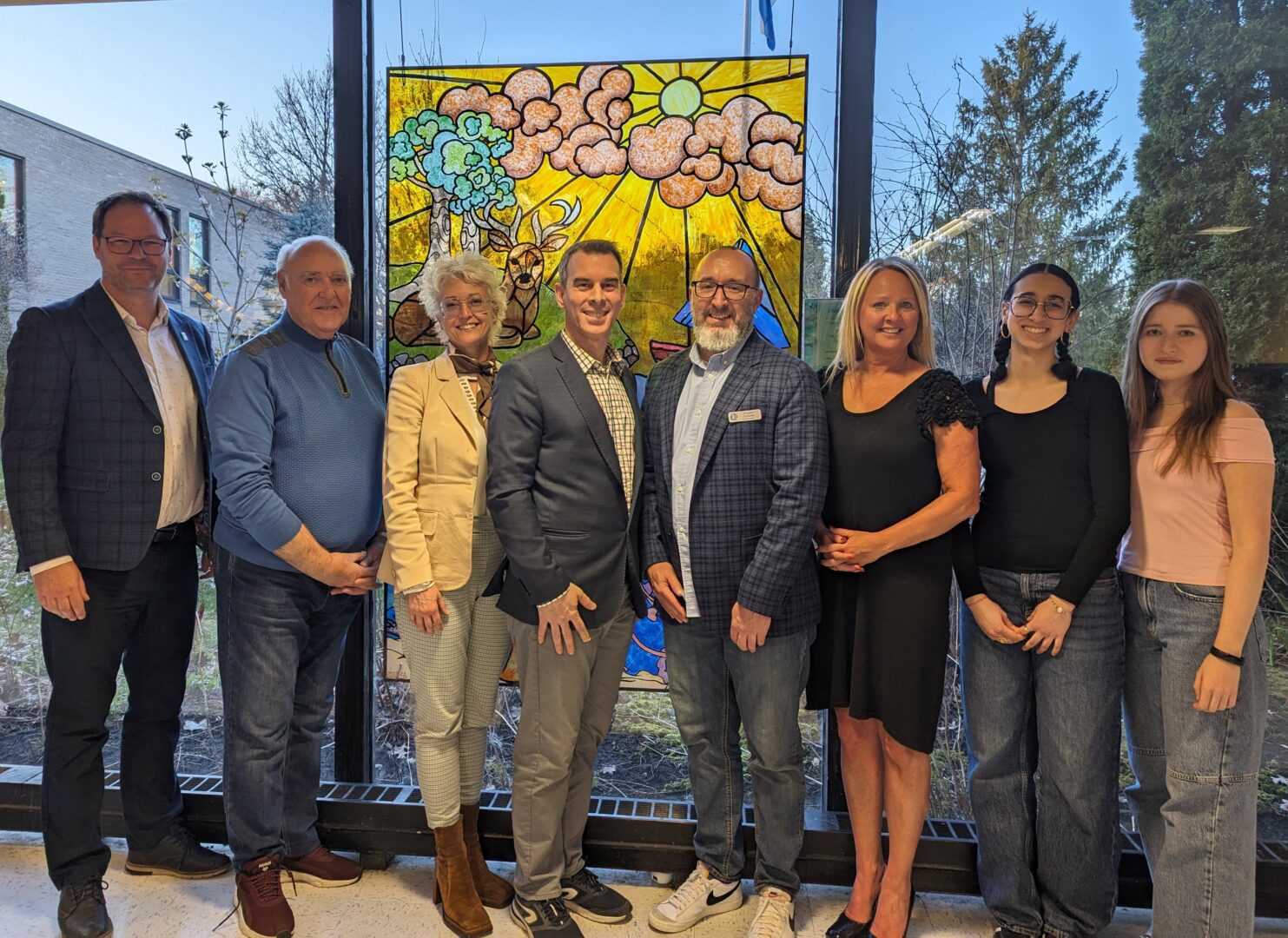 Martin Dulac, maire de McMasterville, Gilles Plante, ancien maire et président de la FADOQ, Isabelle Laflamme, directrice générale adjointe du CSSP, Éric Carbonneau, président de la FEEI, Sébastien Deslandes, directeur adjoint de l’EEI, Nancy Sirois, directrice de l’EEI, Alaa Ettaouth, présidente du conseil des étudiants, et Lorena Apian, étudiante. Photo gracieuseté