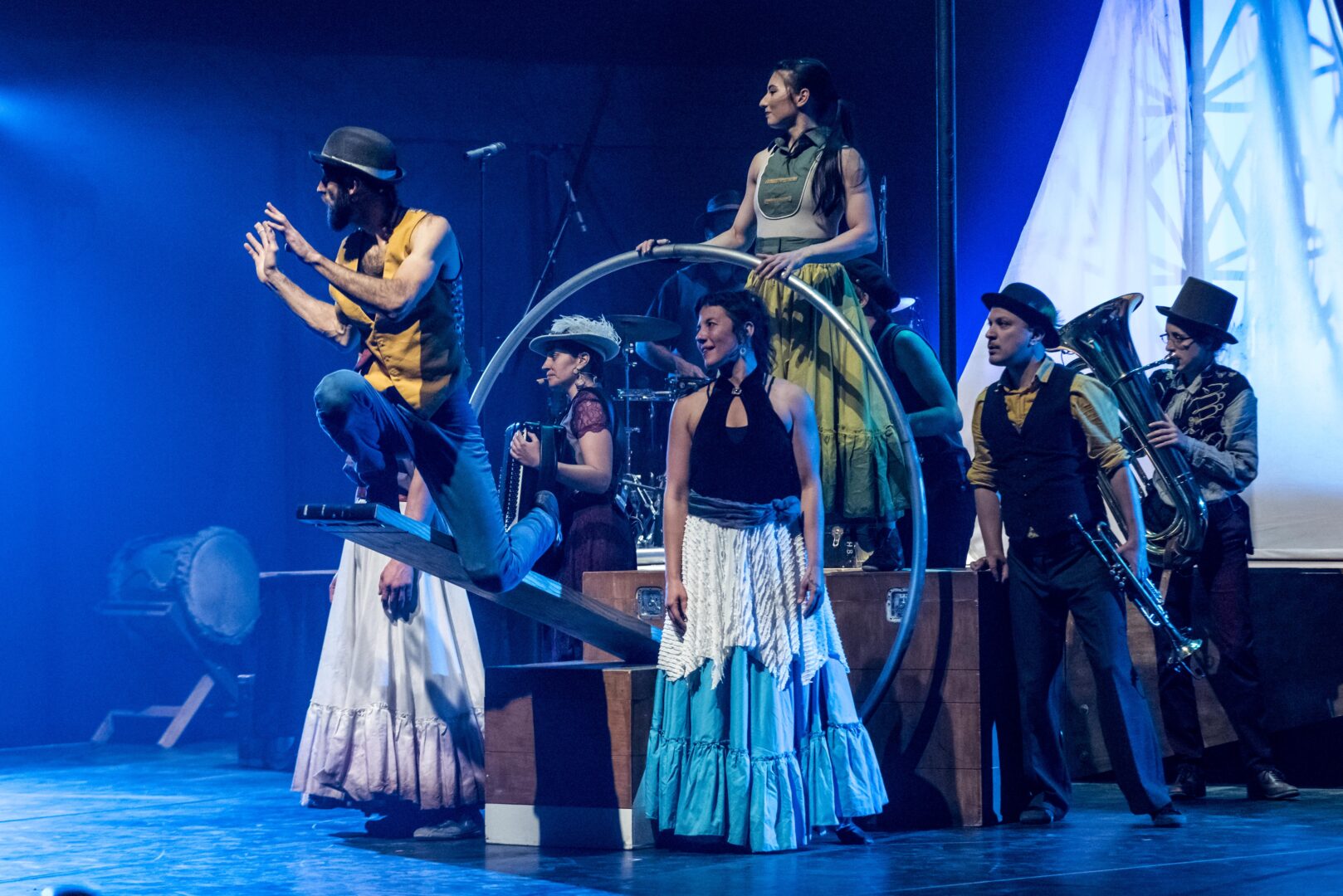 Le spectacle Barka avec des membres du Gypsy Kumbia Orchestra met en scène le talent de sept musiciens, trois artistes de cirque et une danseuse. Un spectacle d’une heure est au programme à Chants de Vielles, le 30 juin prochain. Photo Peter Graham