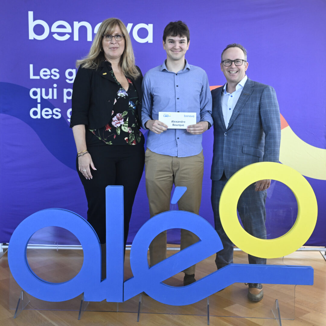 Alexandre Bourque (centre) en compagnie de la directrice générale de la Fondation Aléo Patricia Demers ainsi que du président et chef de la direction de Beneva Jean-François Chalifoux. Photo Bernard Brault