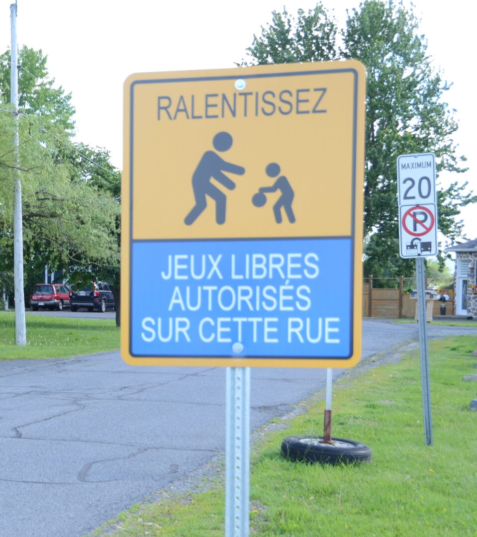 La Ville invite les automobilistes à être aux aguets dans les rues qui contiendront les panneaux et balises identifiés au projet « Dans ma rue, on joue! ». Photothèque | L’Œil Régional ©