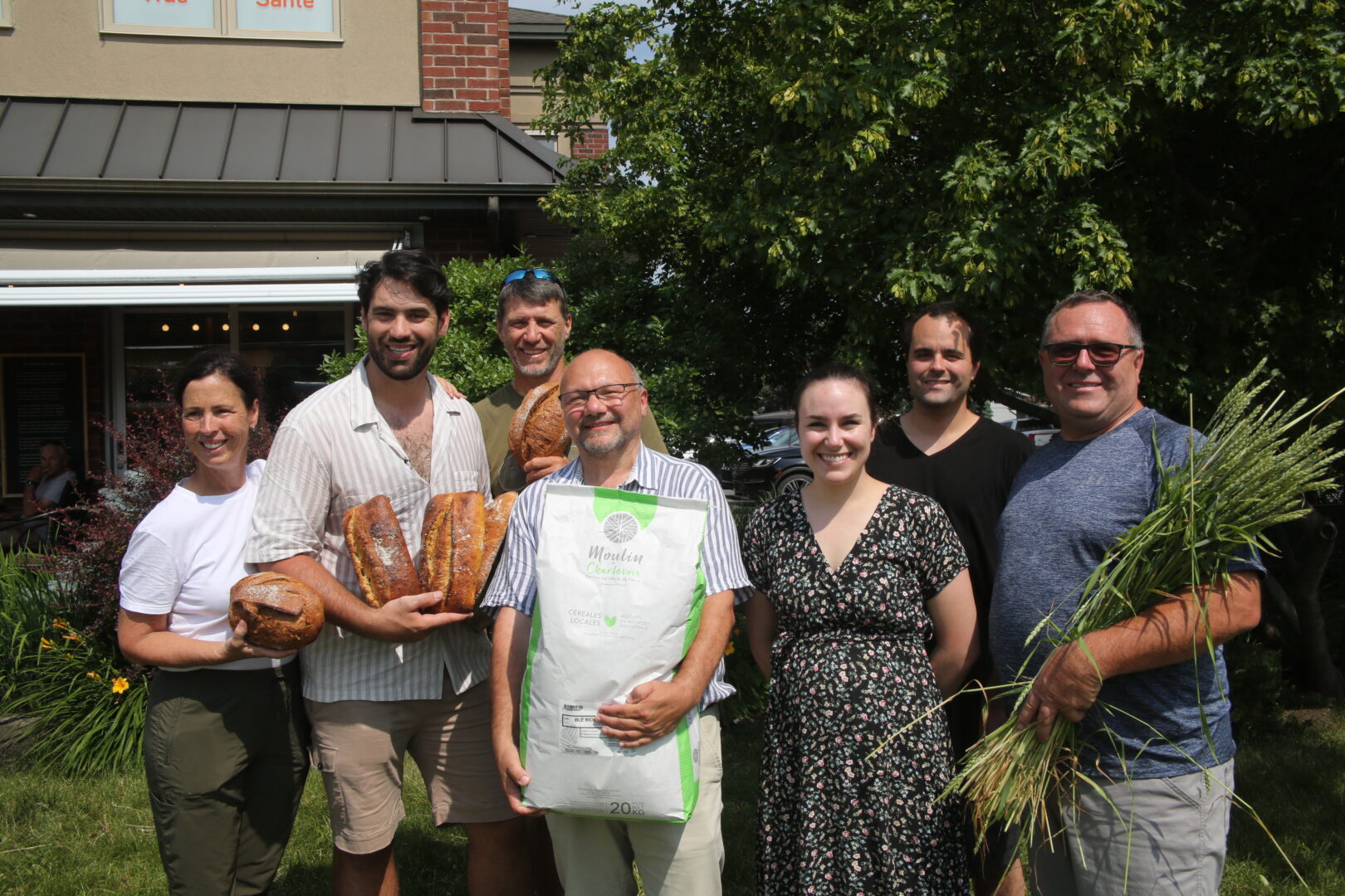 Les Duvernay-Tardif (gauche) posant aux côtés de la Famille Lavallée (droite) et de Rudy Laixhay du moulin de Charlevoix (centre). Photos Robert Gosselin | L’Œil Régional ©