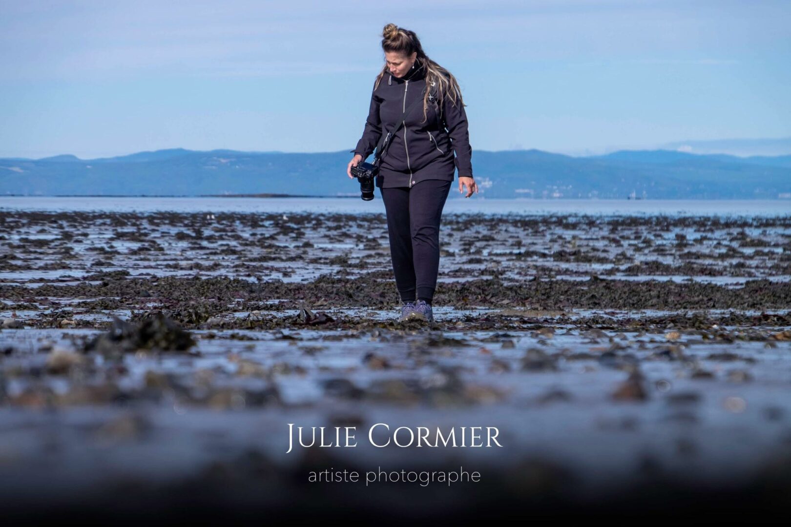 La série « Marée basse » a vu le jour pendant la pandémie alors que Julie Cormier a suivi le parcours d’escargots sur une plage de la région de Kamouraska. Photo Marc-Olivier Giguère