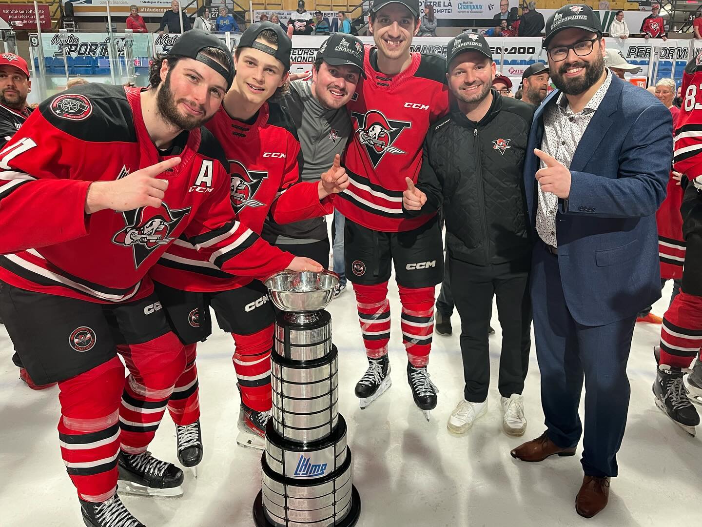 Mikael Huchette (gauche), lors de la conquête des Voltigeurs de Drummondville de la Coupe du Président de la LHJMQ qui leur permettait de se qualifier pour le tournoi de la Coupe Memorial. Photo gracieuseté