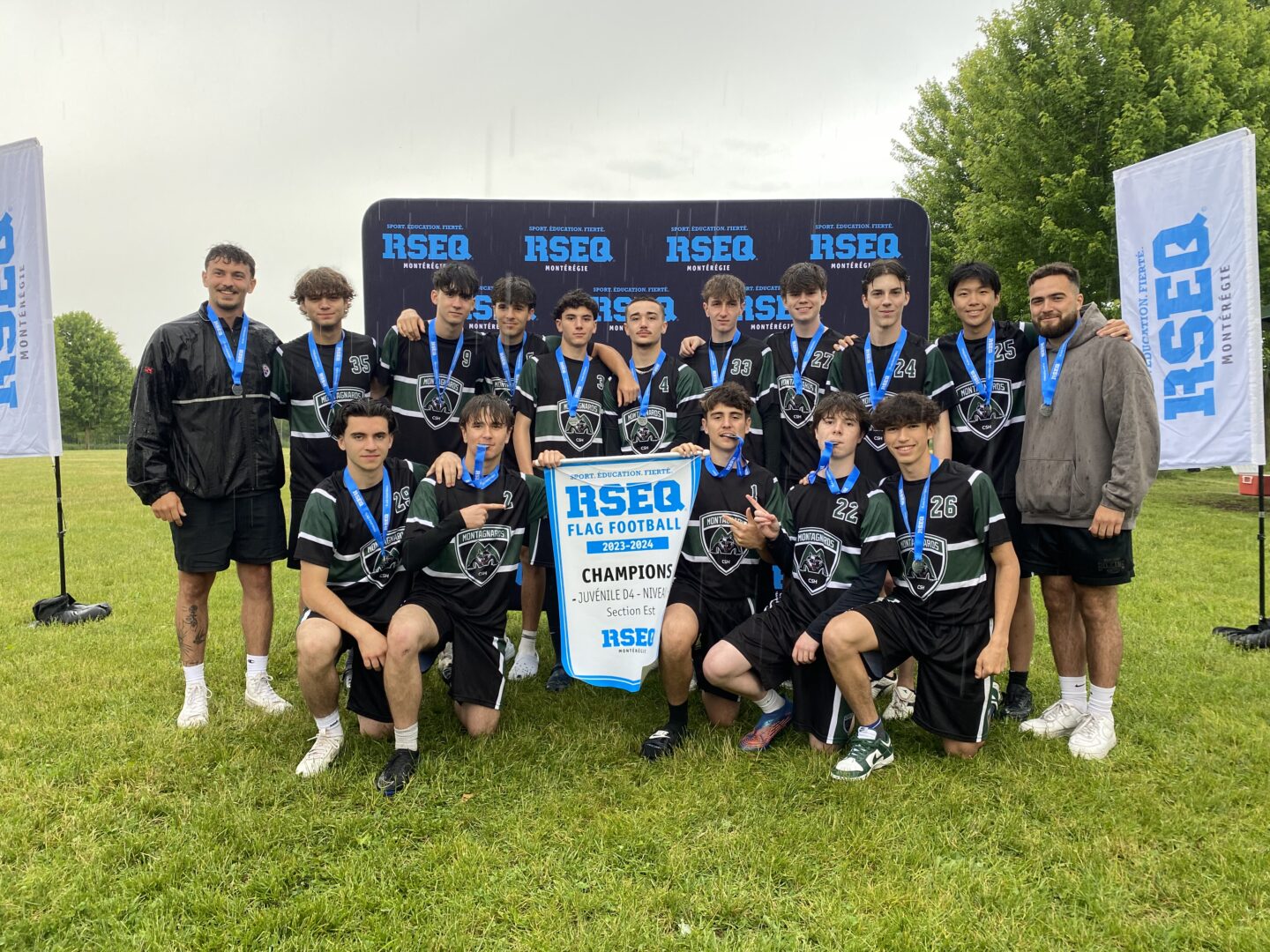 L’équipe de flag football du Collège Saint-Hilaire a raflé l’argent dans le juvénile masculin. Photo gracieuseté