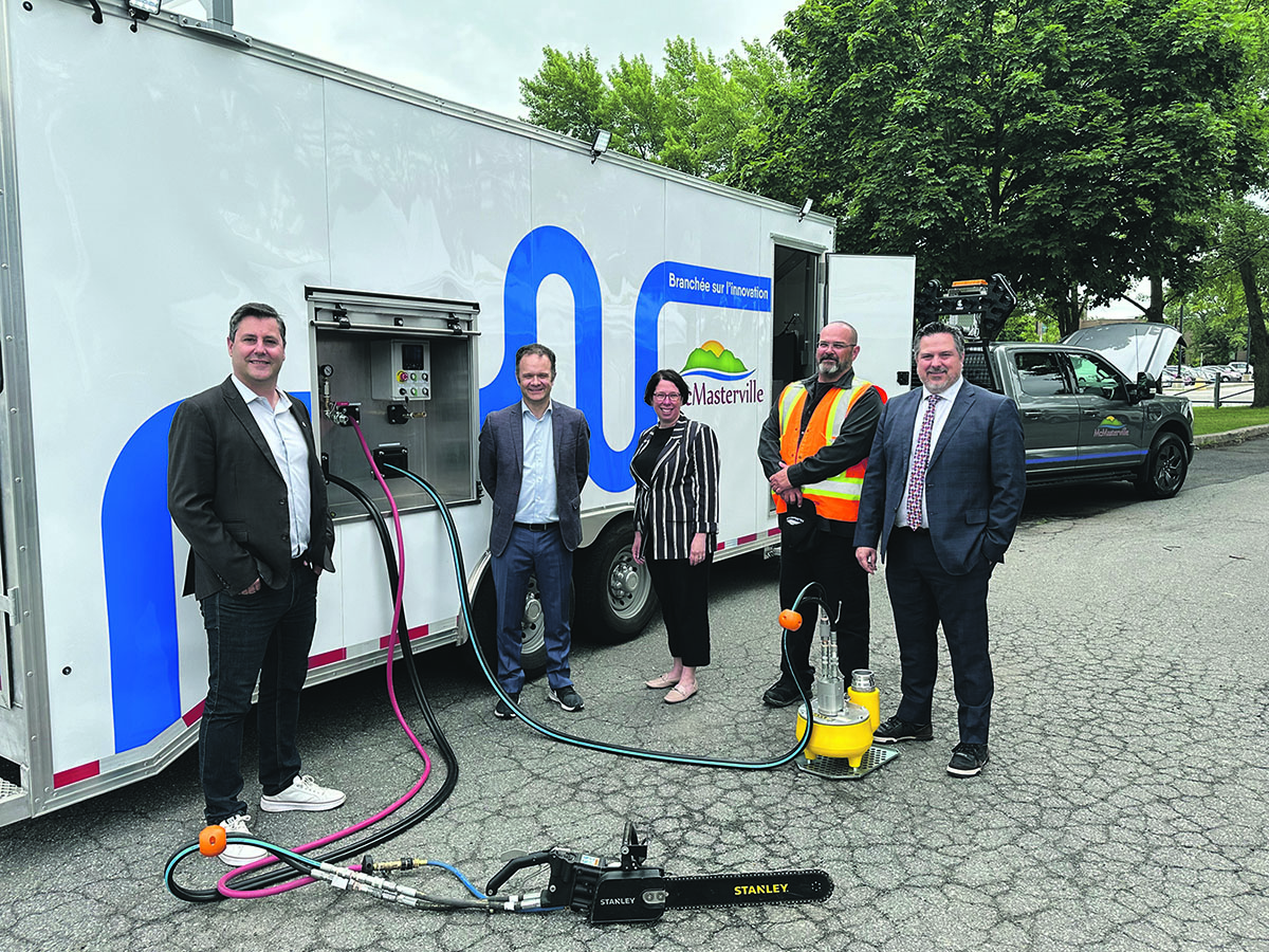 Benoit Balmana, directeur général d’Ivéo, Olivier Brault, PDG de Gamotech, Magalie Taillon, conseillère municipale de McMasterville, Michel Godbout, surintendant aux Services techniques et des espaces publics, et Sébastien Gagnon, directeur général de McMasterville et vice-président d’Ivéo. Photo gracieuseté