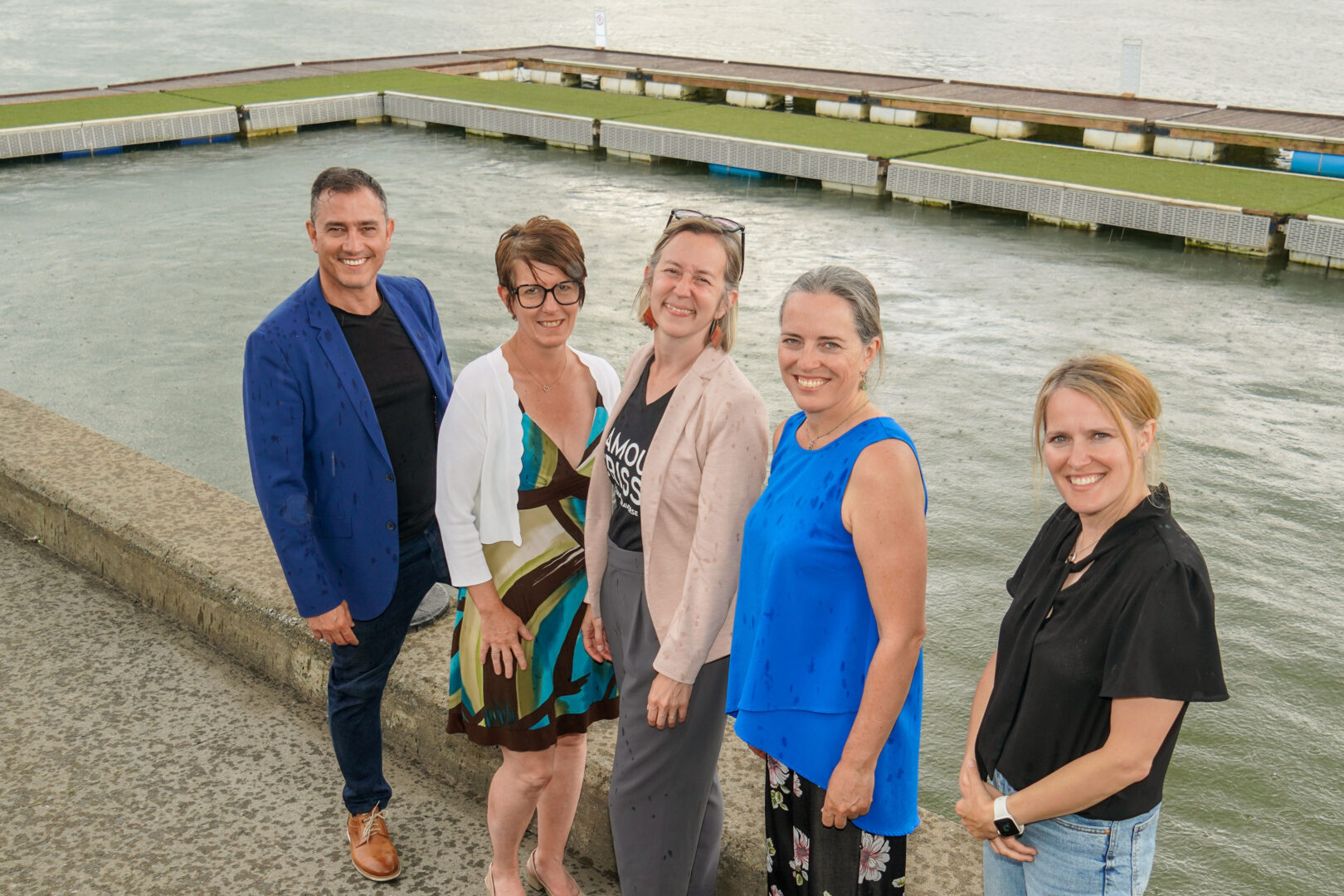 Le conseiller Stéphane Lepage, Julie Pelletier, chef de service des loisirs et de la vie communautaire, la mairesse Nadine Viau, la conseillère Julie Lavoie et Claudia de Courval, directrice du Service du génie.
Photo François Larivière | L’Œil Régional ©