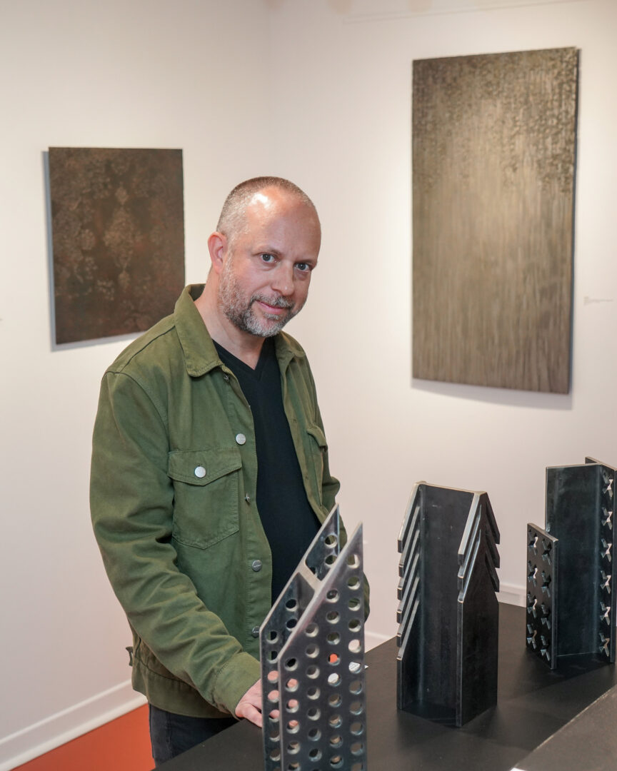 Si le médium principal d’Amer Rust demeure en deux dimensions, comme en arrière-plan, il présente à la Maison Paul-Émile-Borduas une série de petites sculptures, aussi en acier.
Photo François Larivière | L'Œil Régional ©