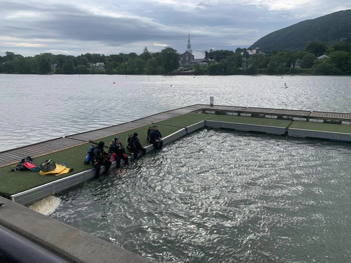 Une équipe de plongeurs s’est donné rendez-vous le samedi 29 juin dès 7 h pour nettoyer le fond de la piscine en eau vive de Belœil, située en plein Richelieu. Photo gracieuseté