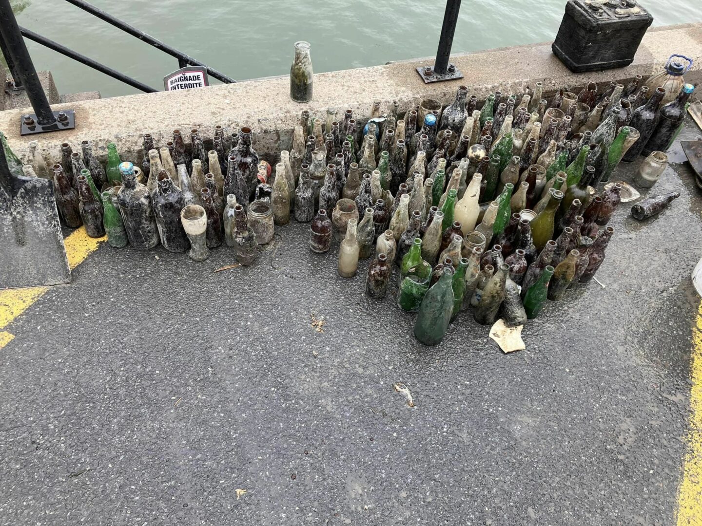 Un nombre impressionnant de bouteilles ou autres contenants en verre ont été retrouvés au fond du Richelieu. Photo gracieuseté