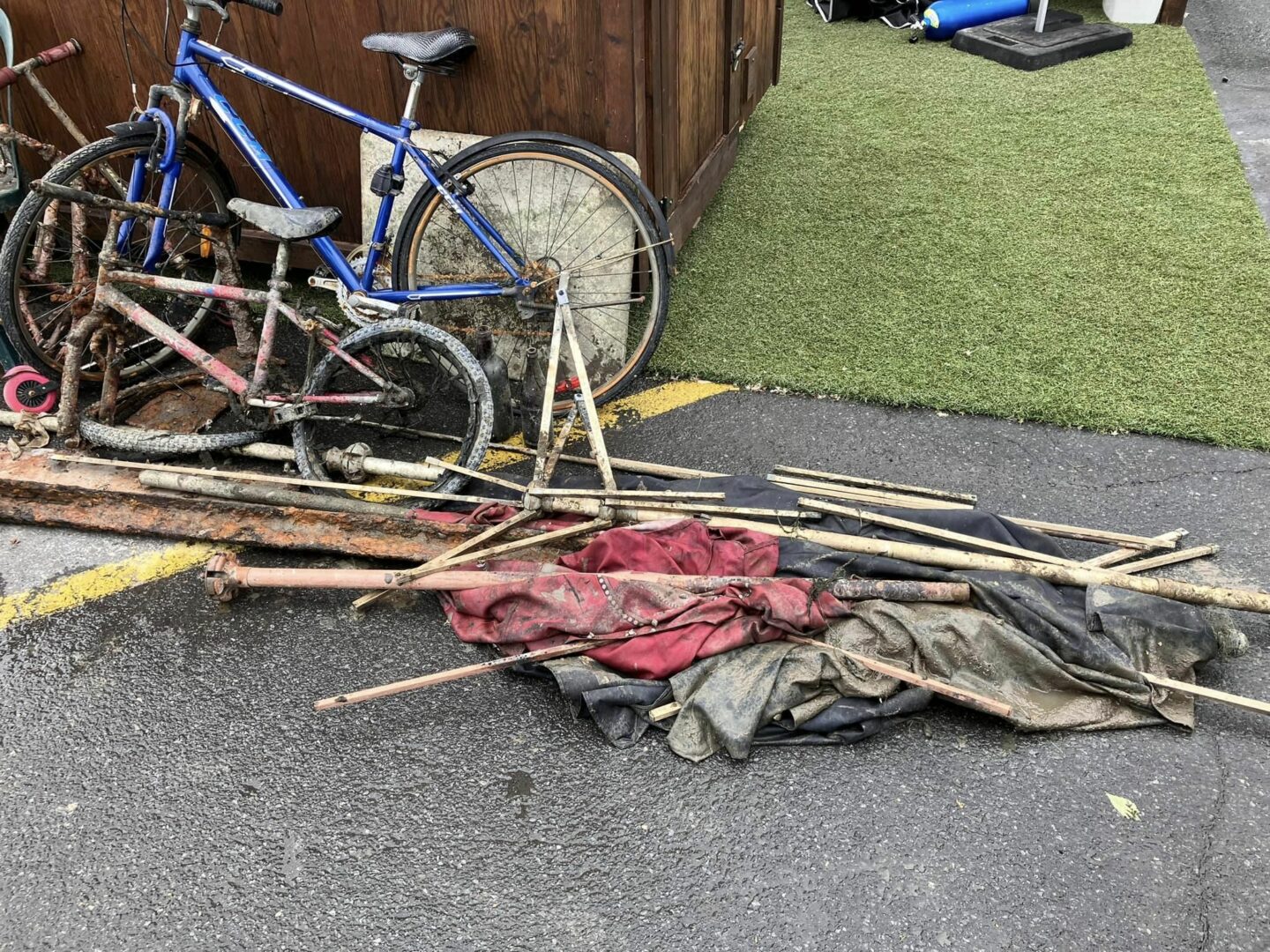 En tout, 650 livres de déchets ont été récupérés au fond de la piscine en eau vive, incluant des vélos et des matériaux de construction. Photo gracieuseté