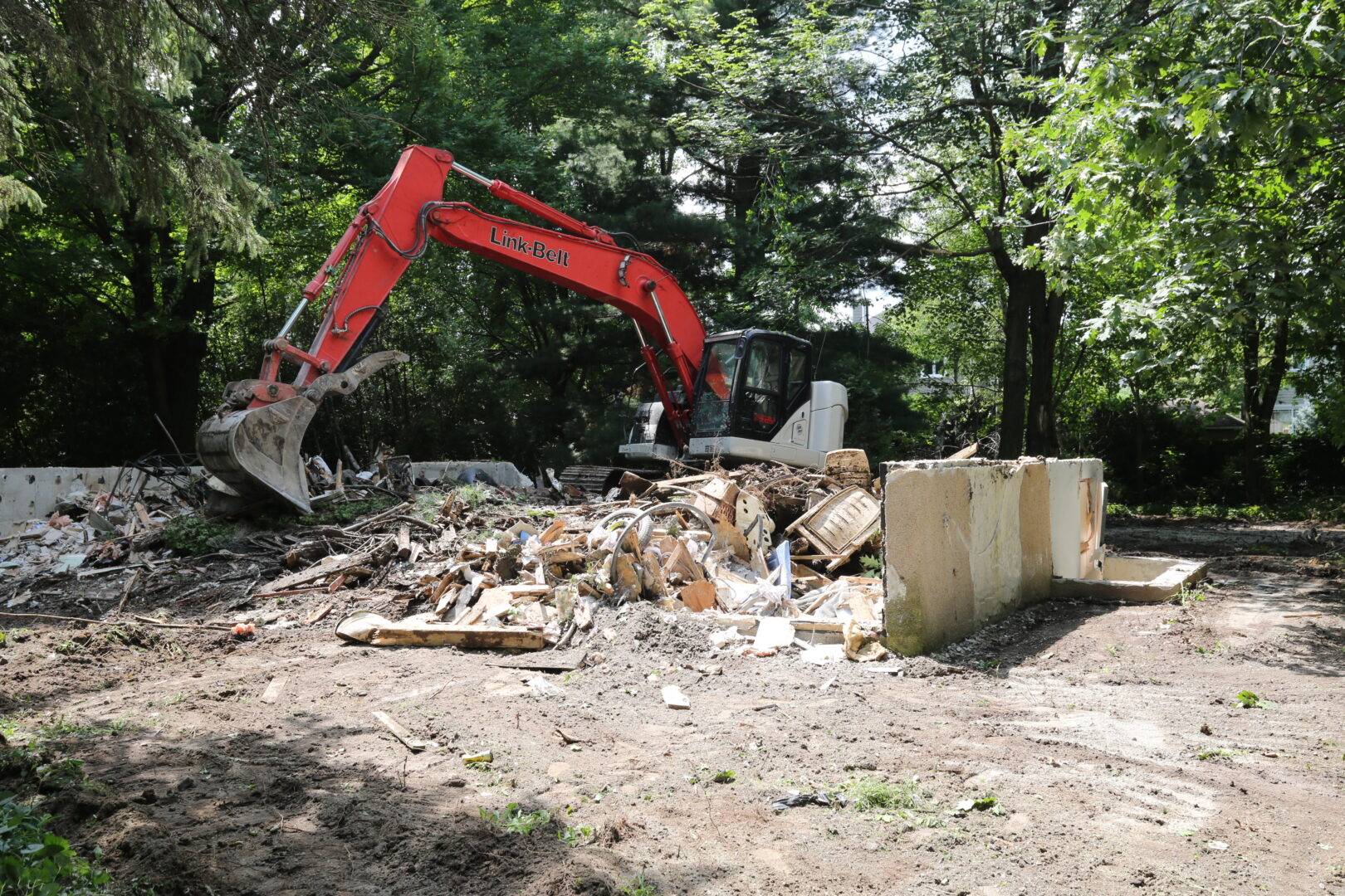 La démolition du 598, rue Connaught, à Otterburn Park, a commencé lundi matin.
Photo Robert Gosselin | L’Œil Régional ©