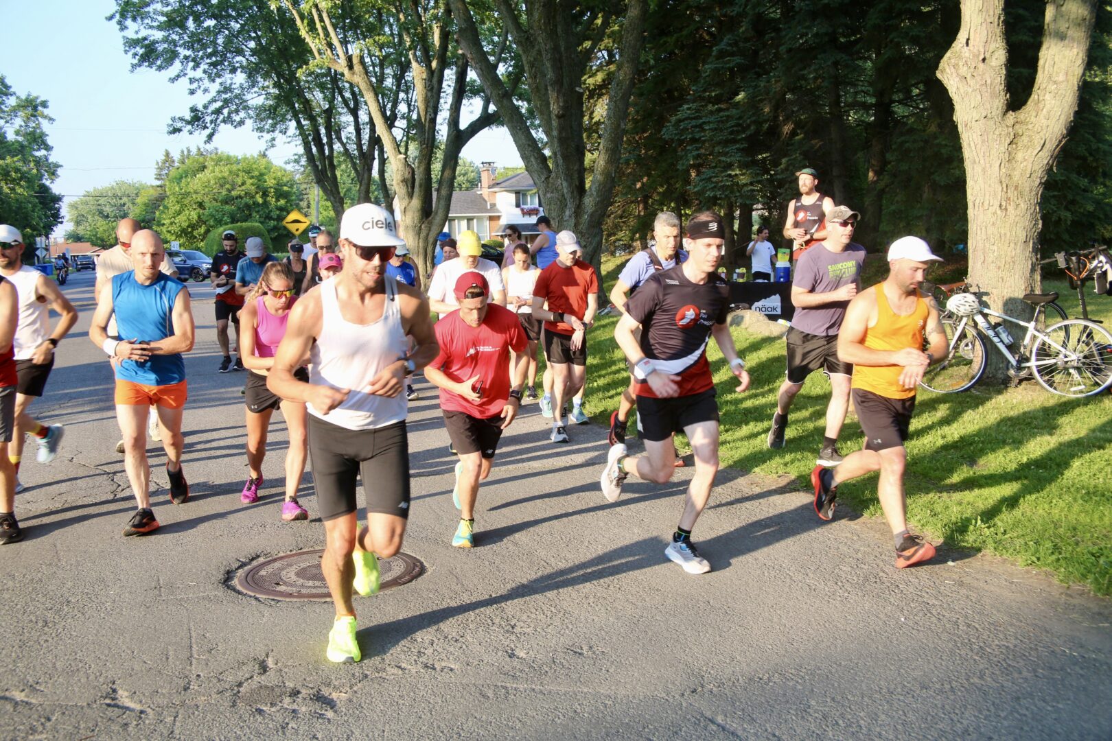 Les membres du Club Les Pas Pressés s’entraînant au parc Champlain de Mont-Saint-Hilaire.Photo Robert Gosselin | L’Œil Régional ©