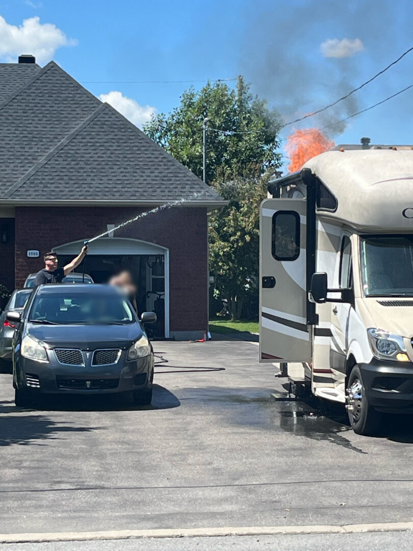 Martin Lavoie a interrompu sa route pour prêter main-forte aux propriétaires du VR.Photos gracieuseté