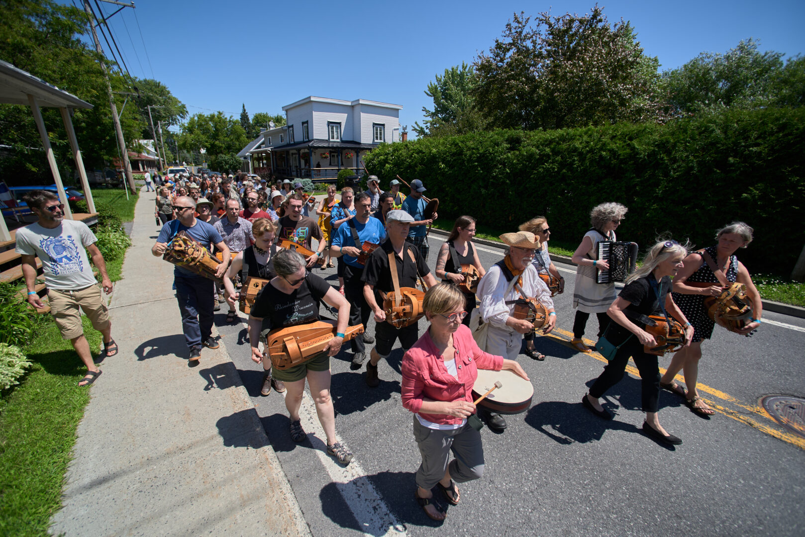 Des dizaines de participants ont défilé dans les rues de Saint-Antoine le 30 juin. Photo Guillaume Morin