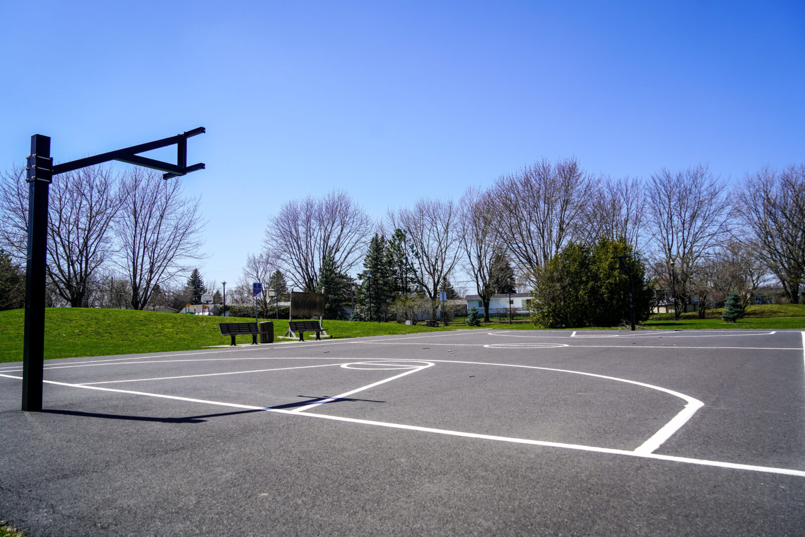 Les paniers de basketball du terrain Charles-Larocque n’ont pas été réinstallés cet été. Photothèque | L’Œil Régional ©