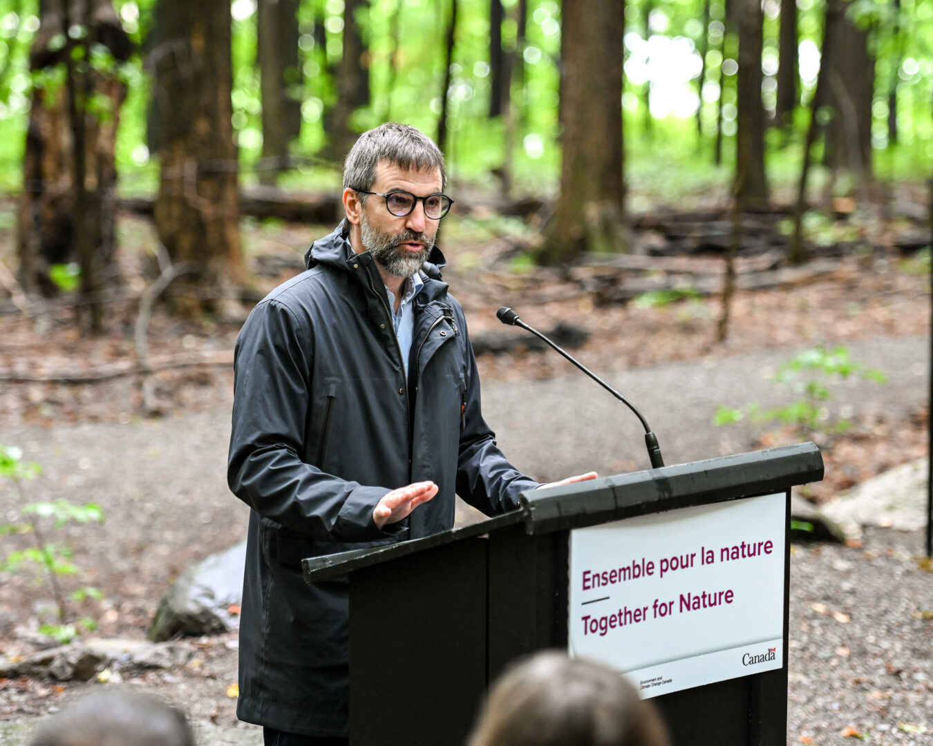 Le ministre fédéral de l’Environnement et du Changement climatique, Steven Guilbeault, lors de son passage au mont Saint-Hilaire. Photo François Larivière | L’Œil Régional ©