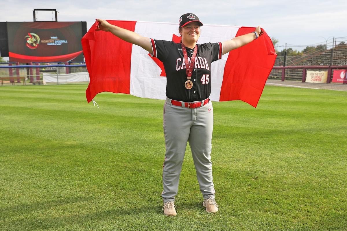 Andréanne Leblanc posant fièrement avec sa médaille. Photo gracieuseté