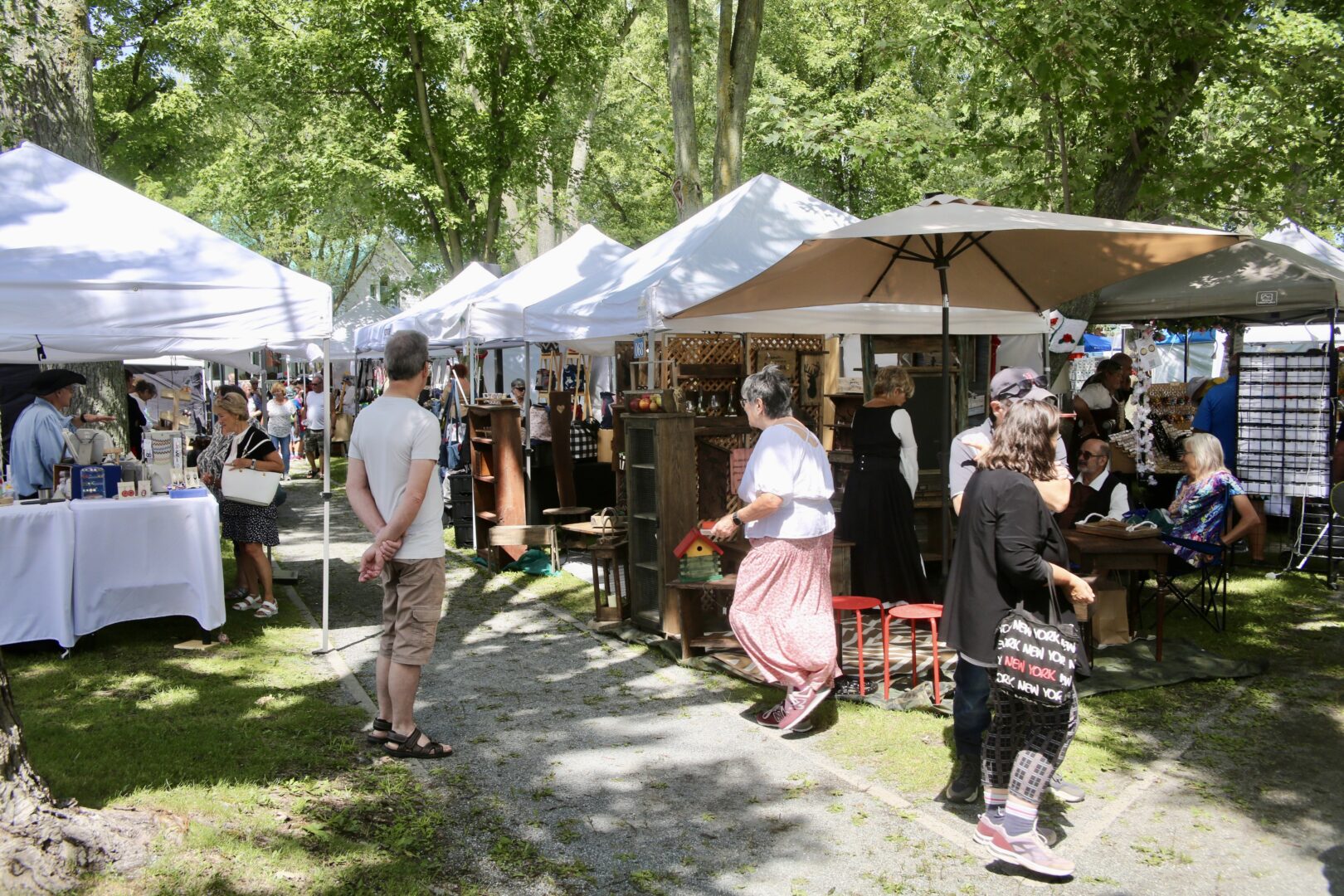 Environ 95 artisans sont venus exposer leurs produits sur le site de la Fête du Vieux-Marché. Photo Robert Gosselin | L’Œil Régional ©