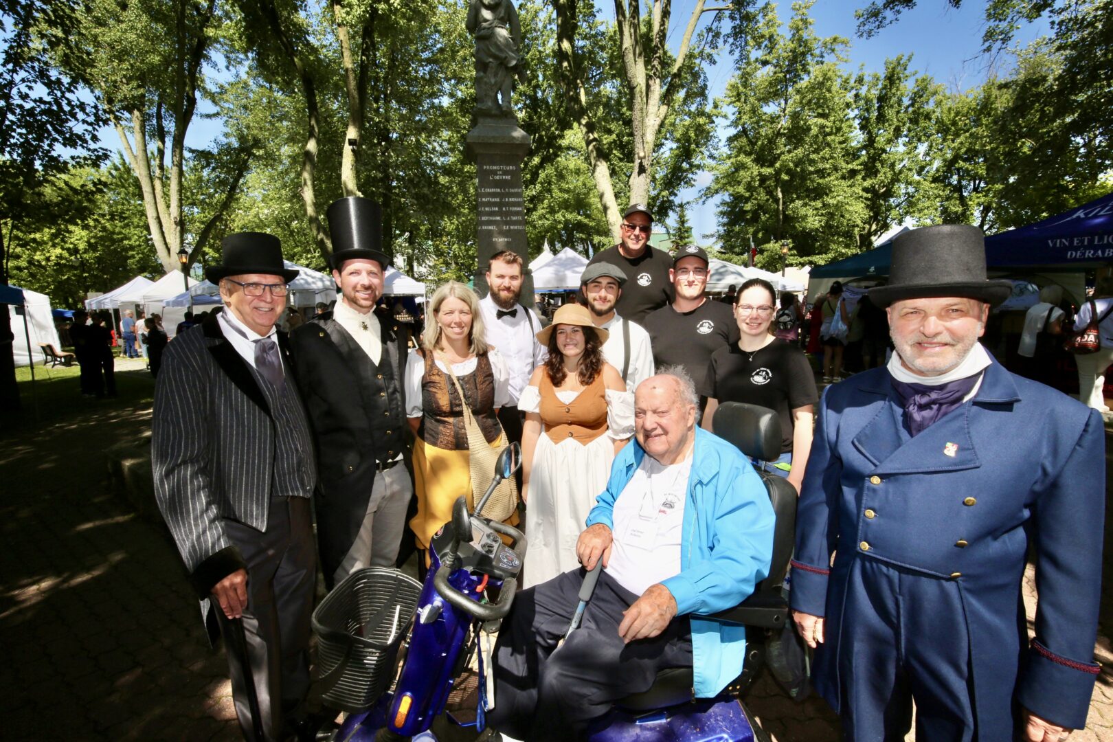 Invités et dignitaires rassemblés devant le monument historique à l’occasion de l’ouverture officielle. Photo Robert Gosselin | L’Œil Régional ©