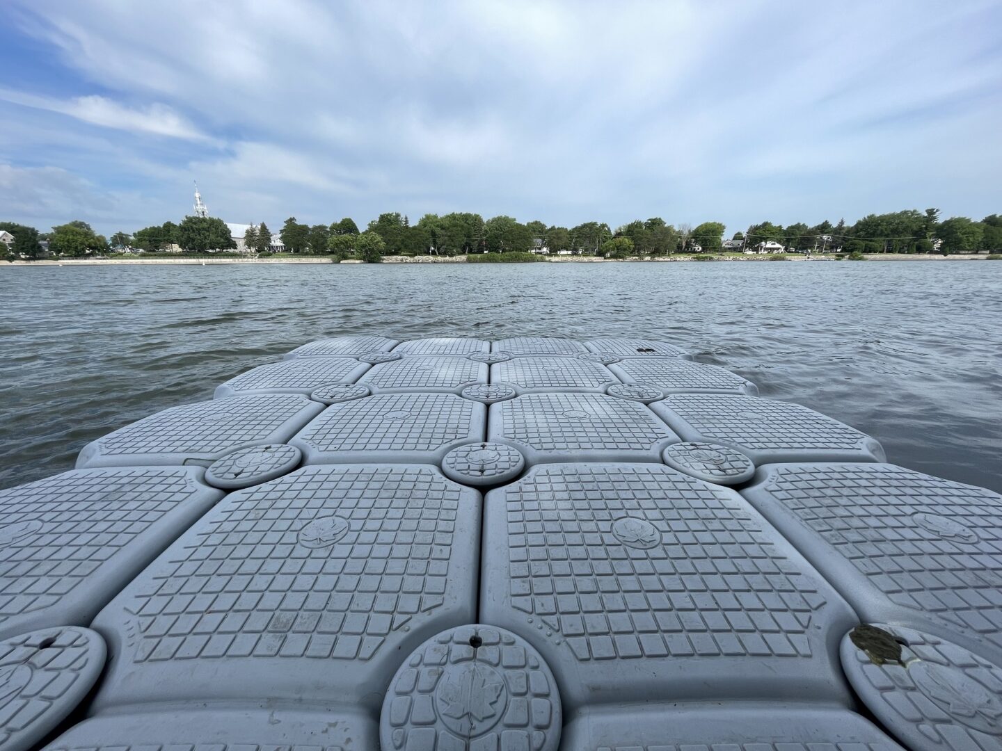 Les nouveaux aménagements d’accès à la rivière seront semblables à ceux qui ont été installés récemment à la place Saint-Henri. Photothèque | L’Œil Régional ©