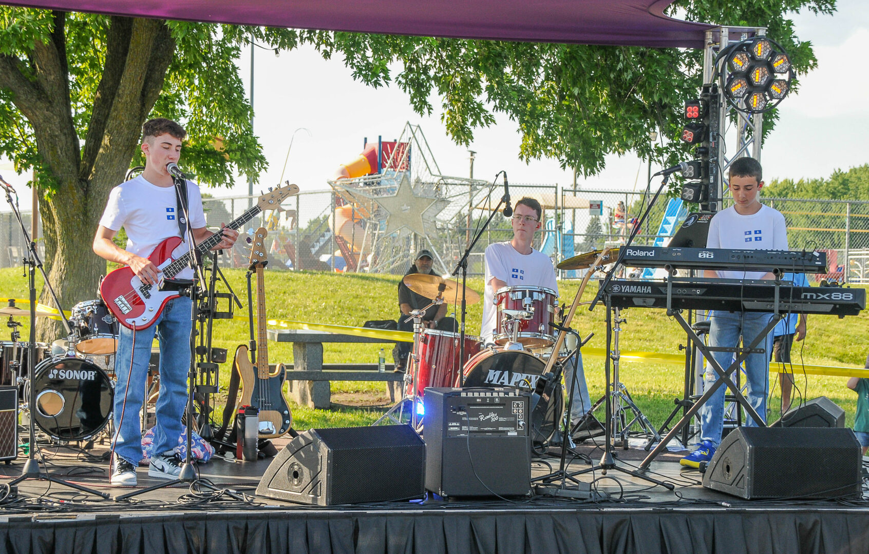 Le groupe Bacatoune (Damien Rioux, Vincent Feurprier et Vincent Rioux) n’a été formé qu’à l’automne dernier, mais il était déjà assez solide pour monter sur la scène à la Fête nationale de McMasterville le 24 juin. Photo Geneviève Paradis