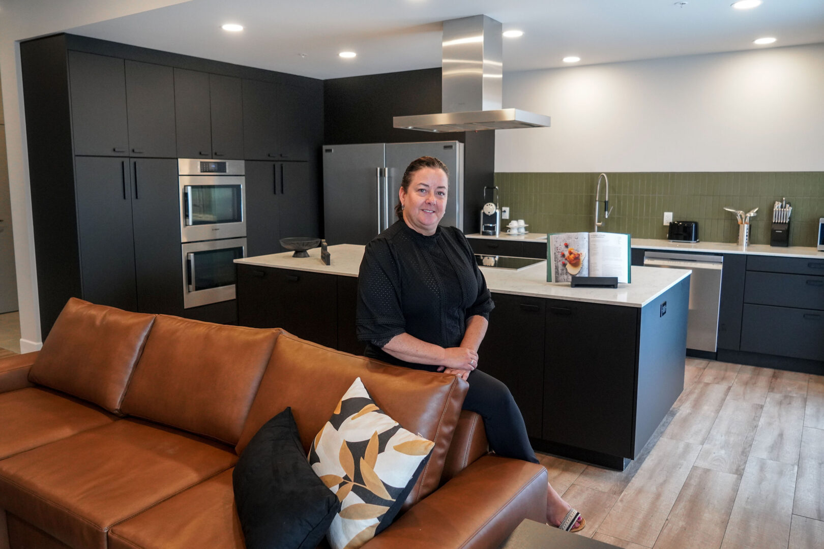 Danielle Girard, directrice, ventes et marketing à l’Hôtel Rive Gauche, est fière de présenter la toute nouvelle suite long séjour de 1100 pi2, notamment dotée d’une impressionnante cuisine. Photo François Larivière | L’Œil Régional ©