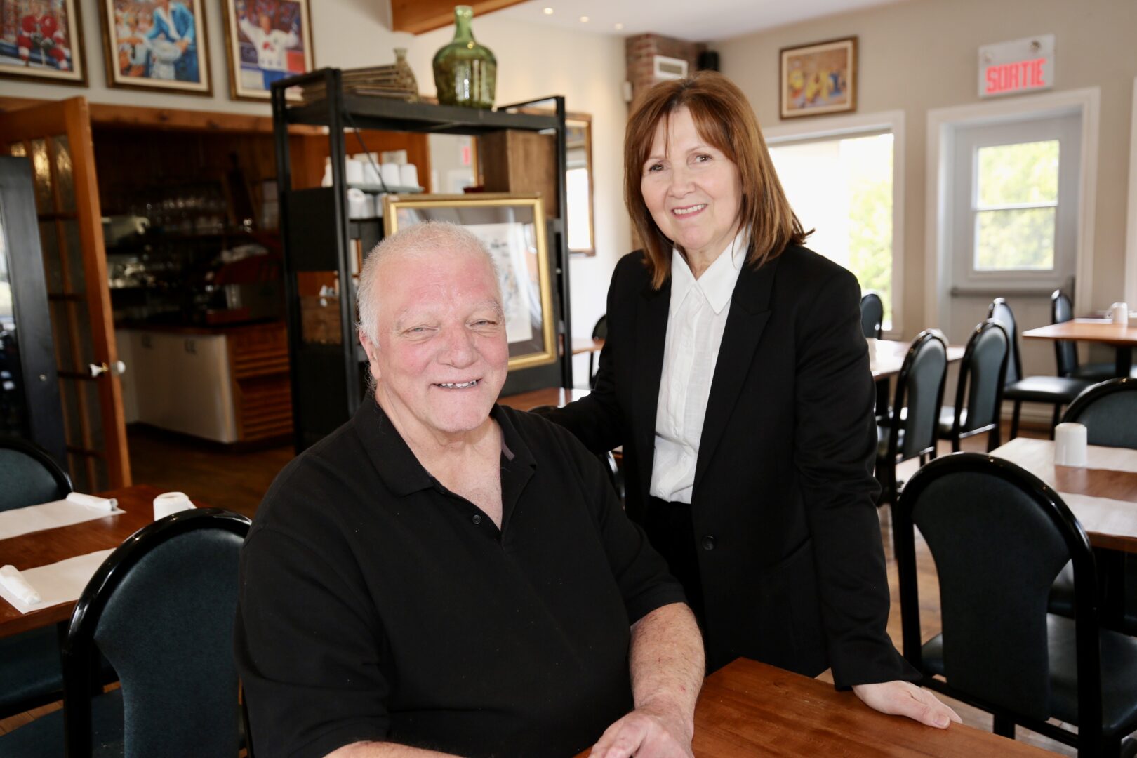 Paul-André Dupuis et Johanne Blouin ont toujours la flamme, plus de 30 ans après avoir ouvert le café-terrasse La Tanière, à Otterburn Park.Photo Robert Gosselin | L’Œil Régional ©