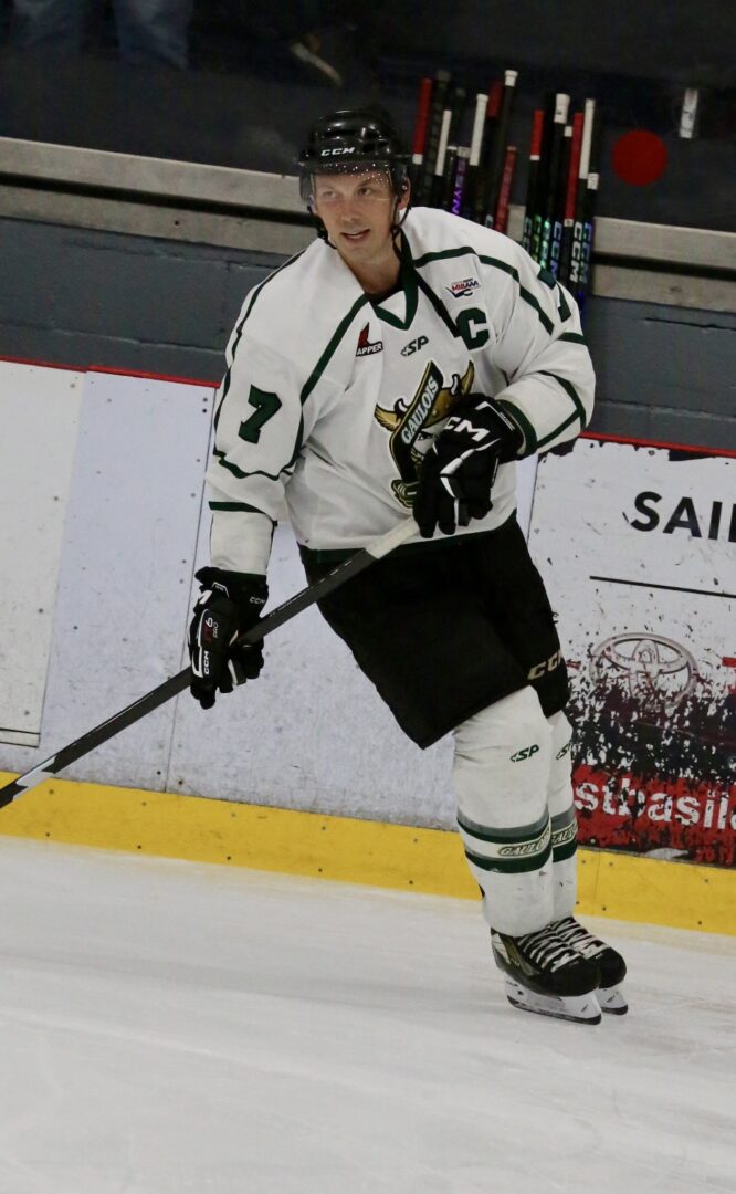 Bruno Gervais était le capitaine des anciens Gaulois. Photo Robert Gosselin | L’Œil Régional ©