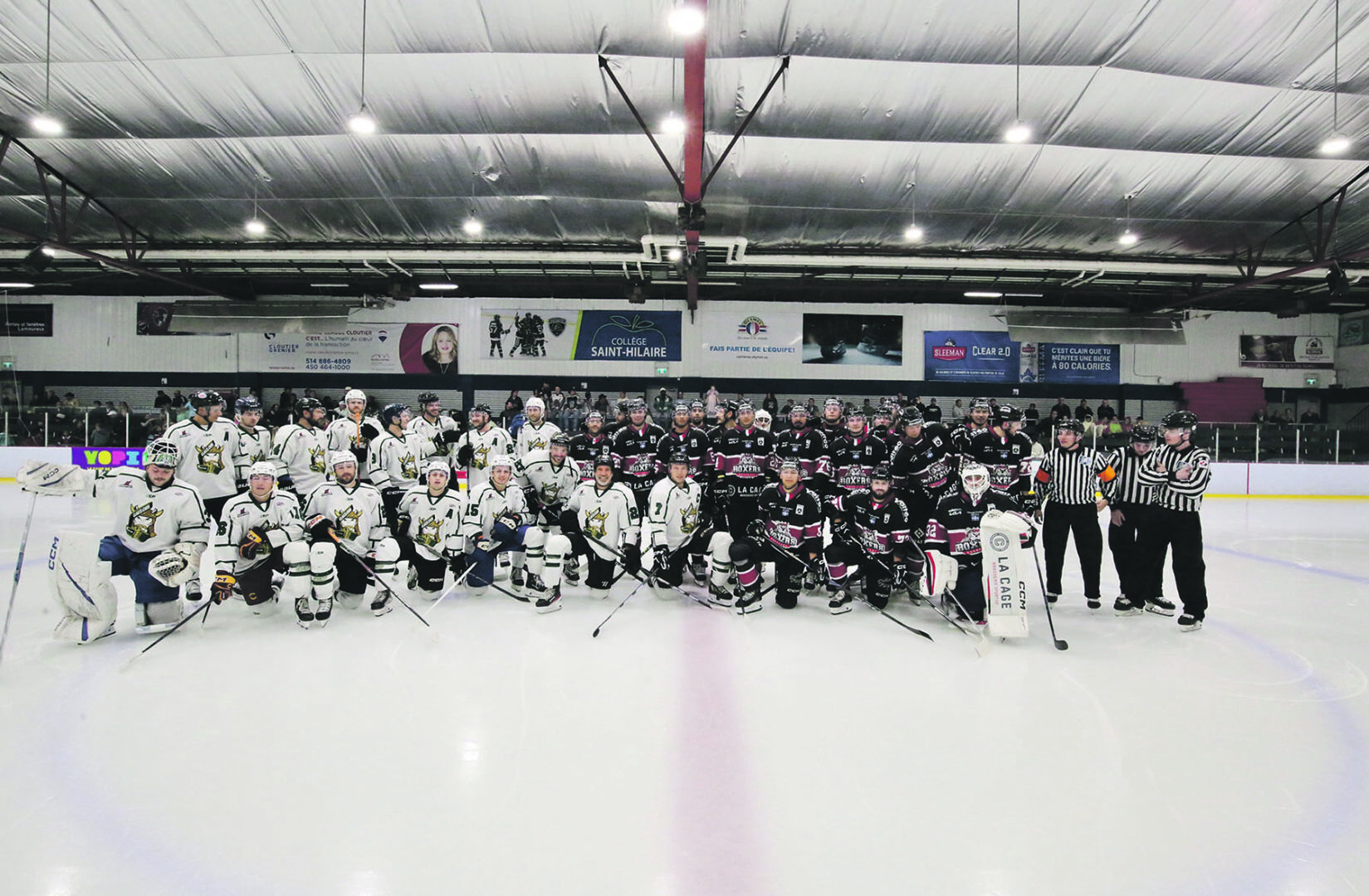 Les joueurs des deux équipes posant fièrement au centre de la patinoire quelques minutes avant d’engager les hostilités. Photo Robert Gosselin | L’Œil Régional ©