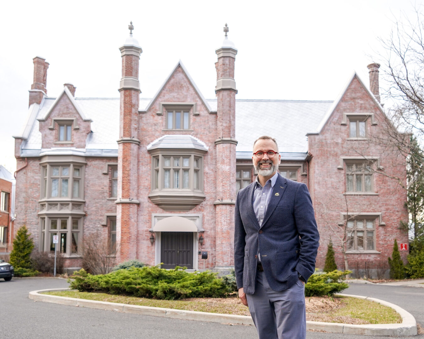 Le maire Marc-André Guertin devant le Manoir Rouville-Campbell.Photothèque | L’Œil Régional ©